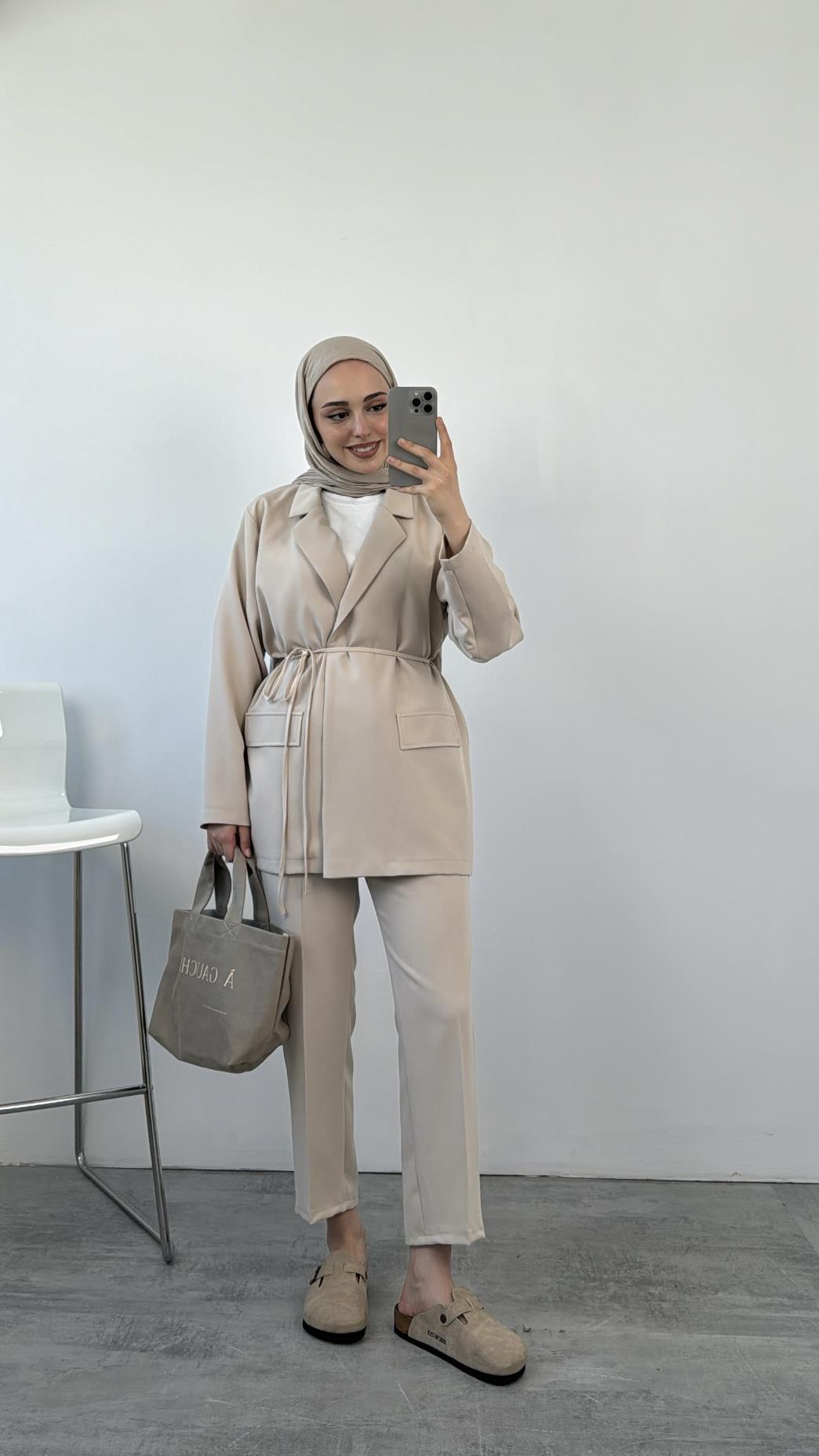 Beli Bağlamalı Ceketli Takım Bej
