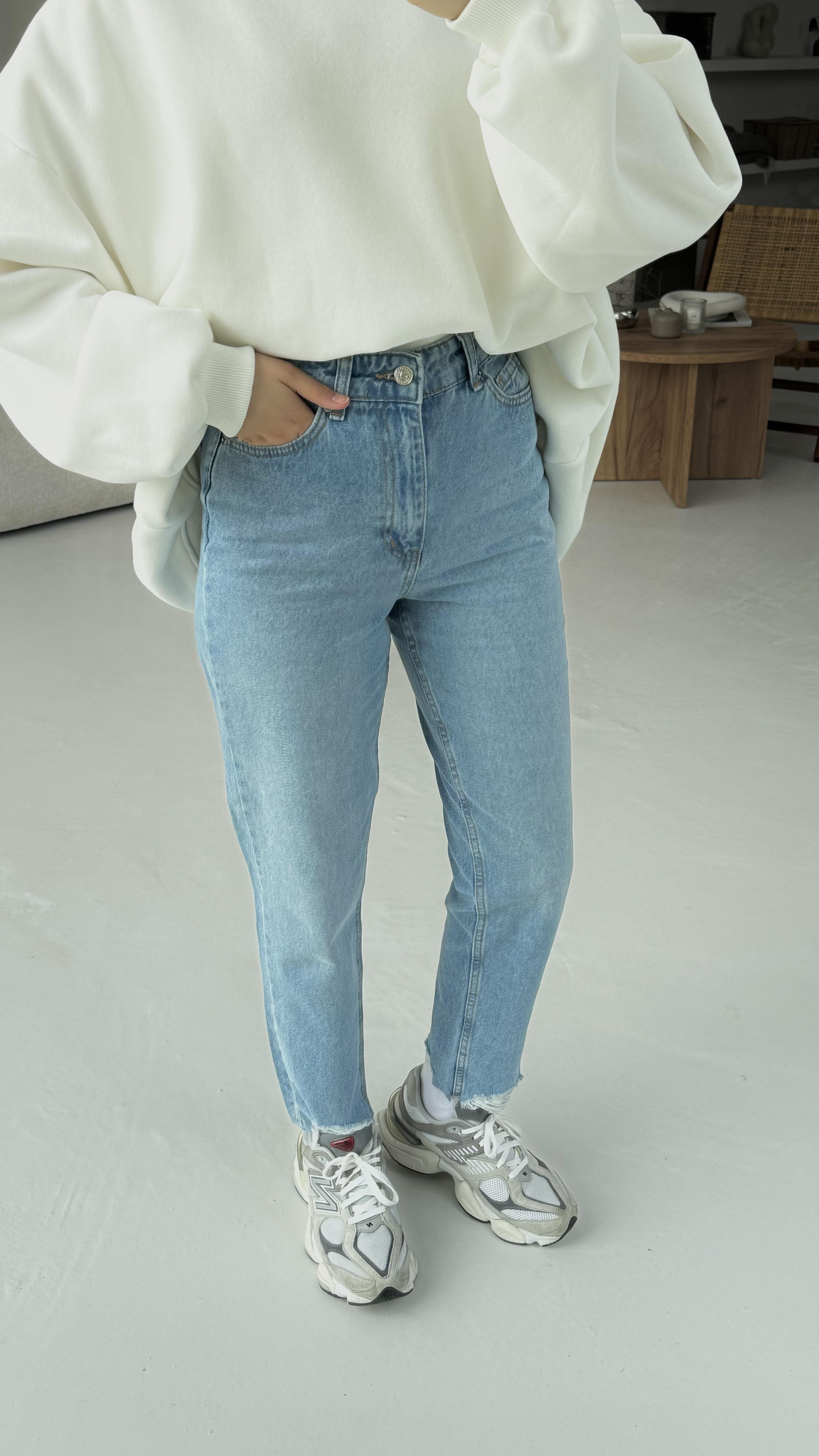 Paçası Yırtık Detaylı Mom Jean