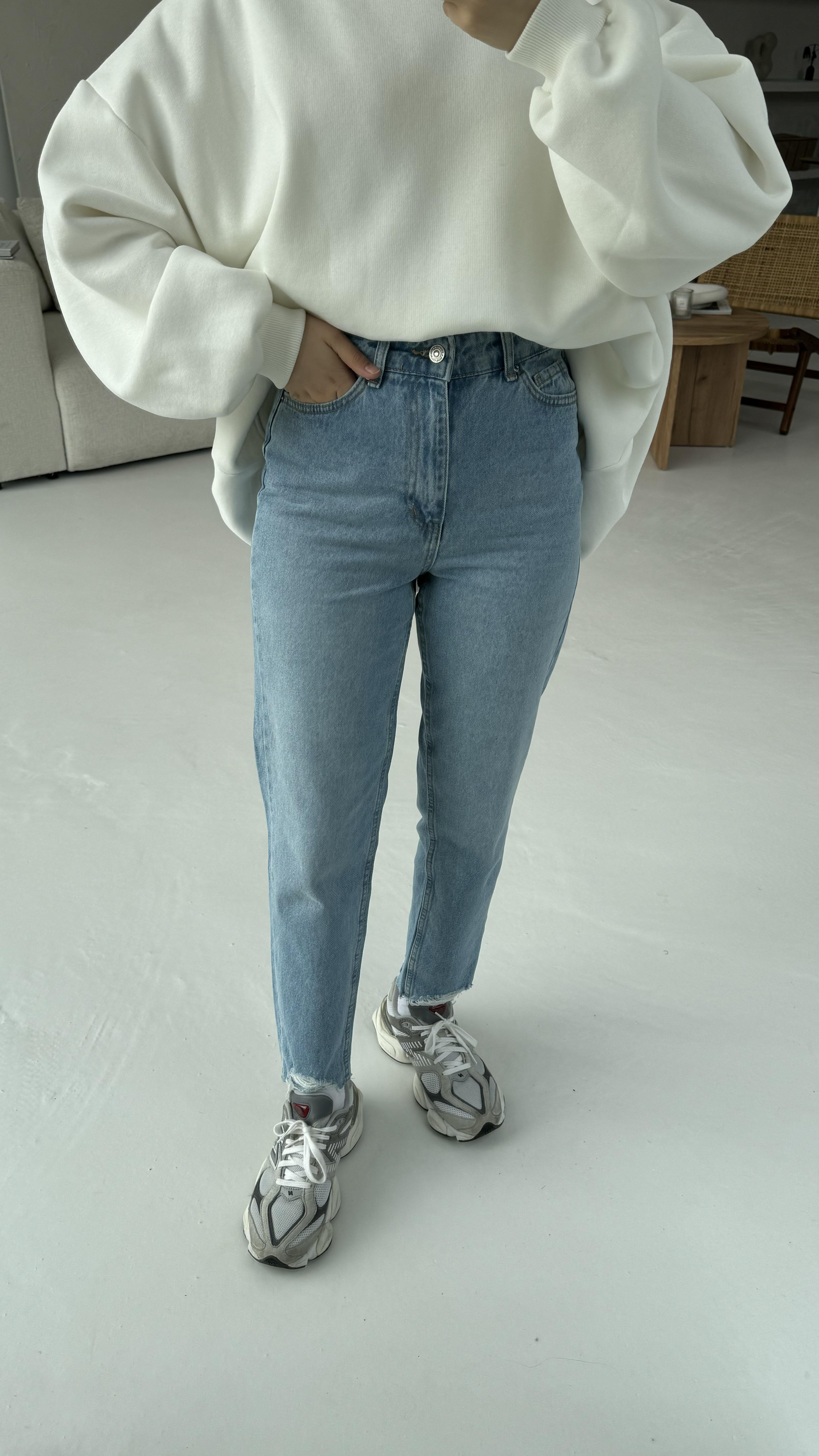 Paçası Yırtık Detaylı Mom Jean