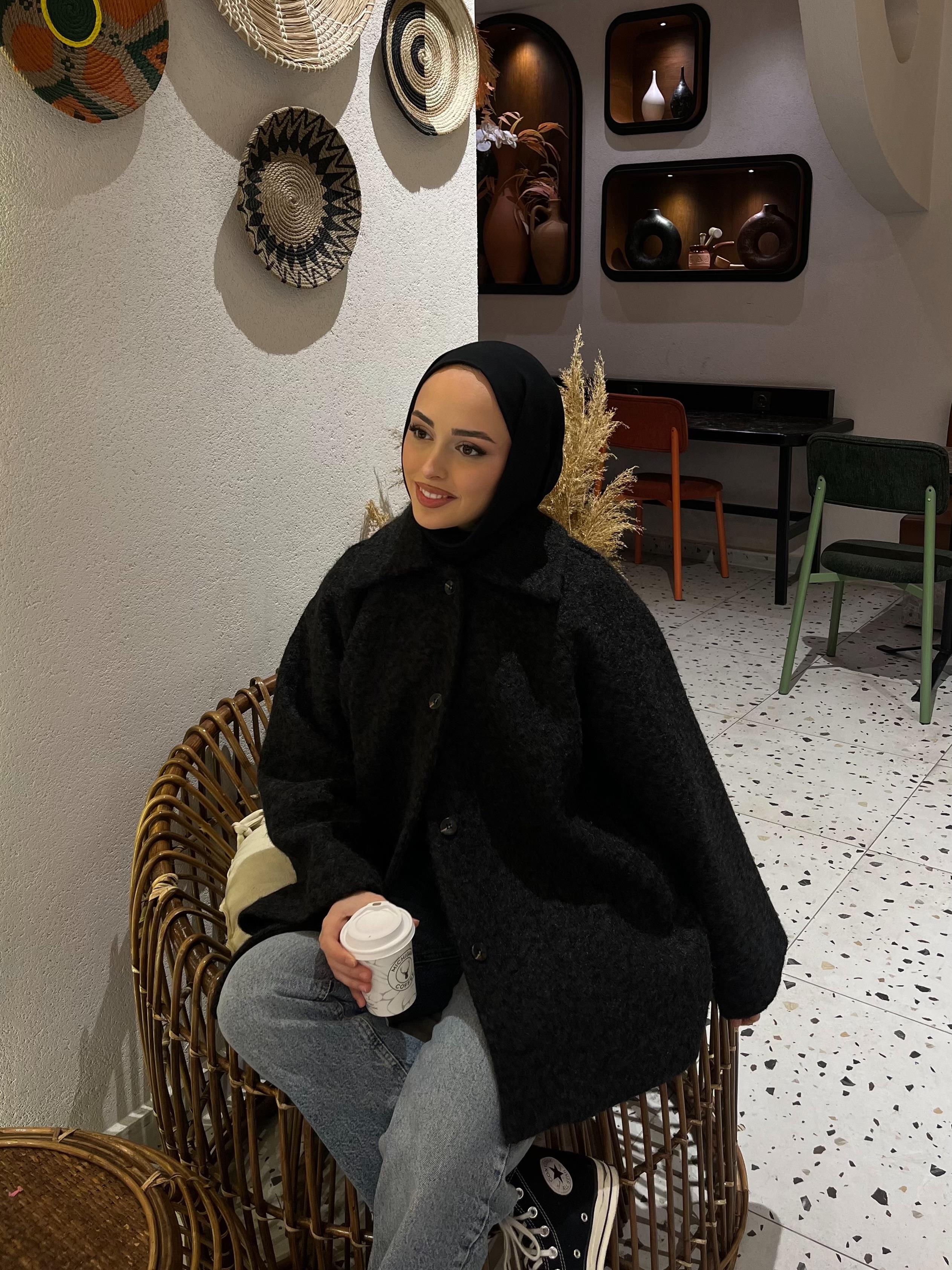 Siyah düğmeli oversize kaban