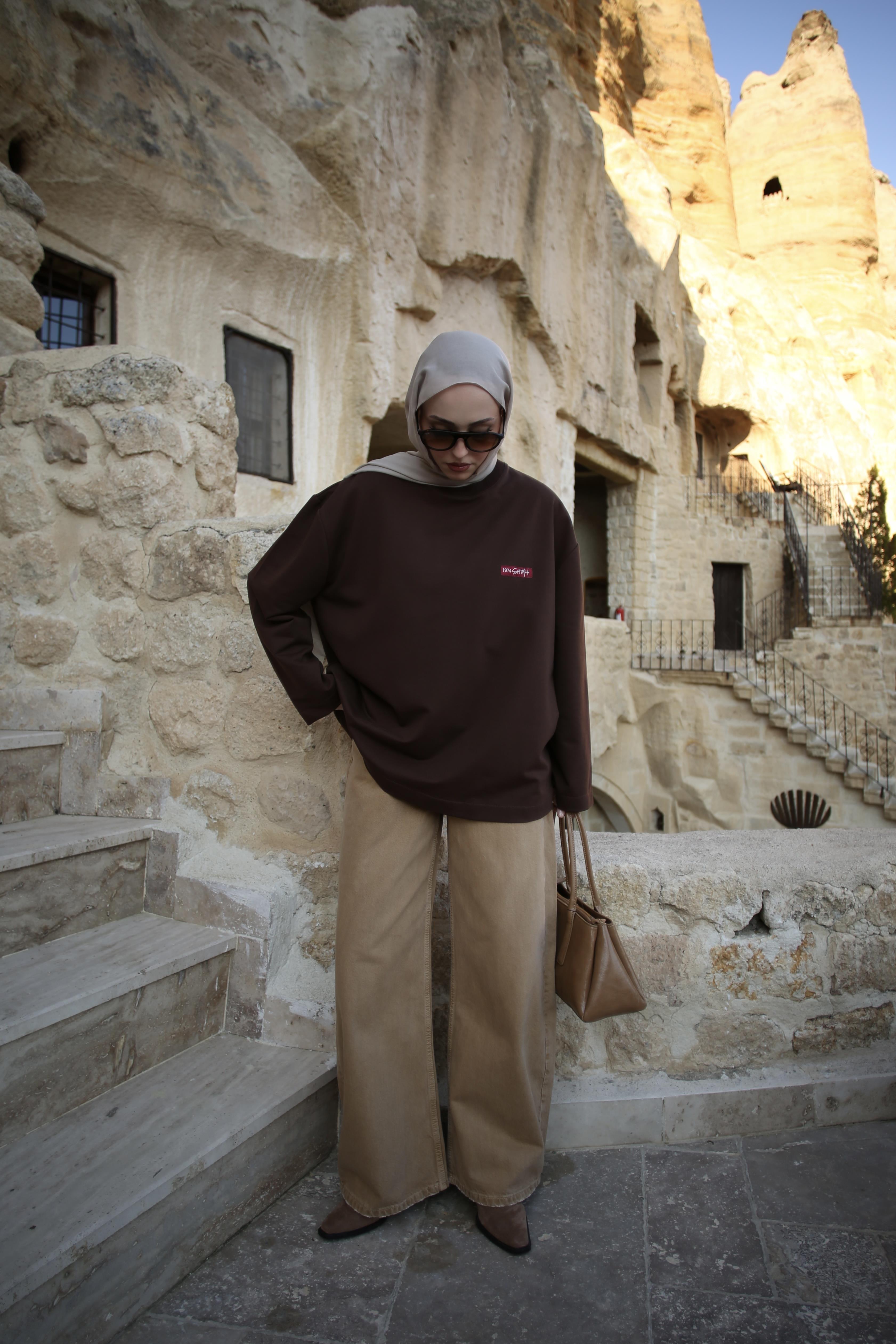Etiket Baskılı Yazlık Sweatshirt Kahve