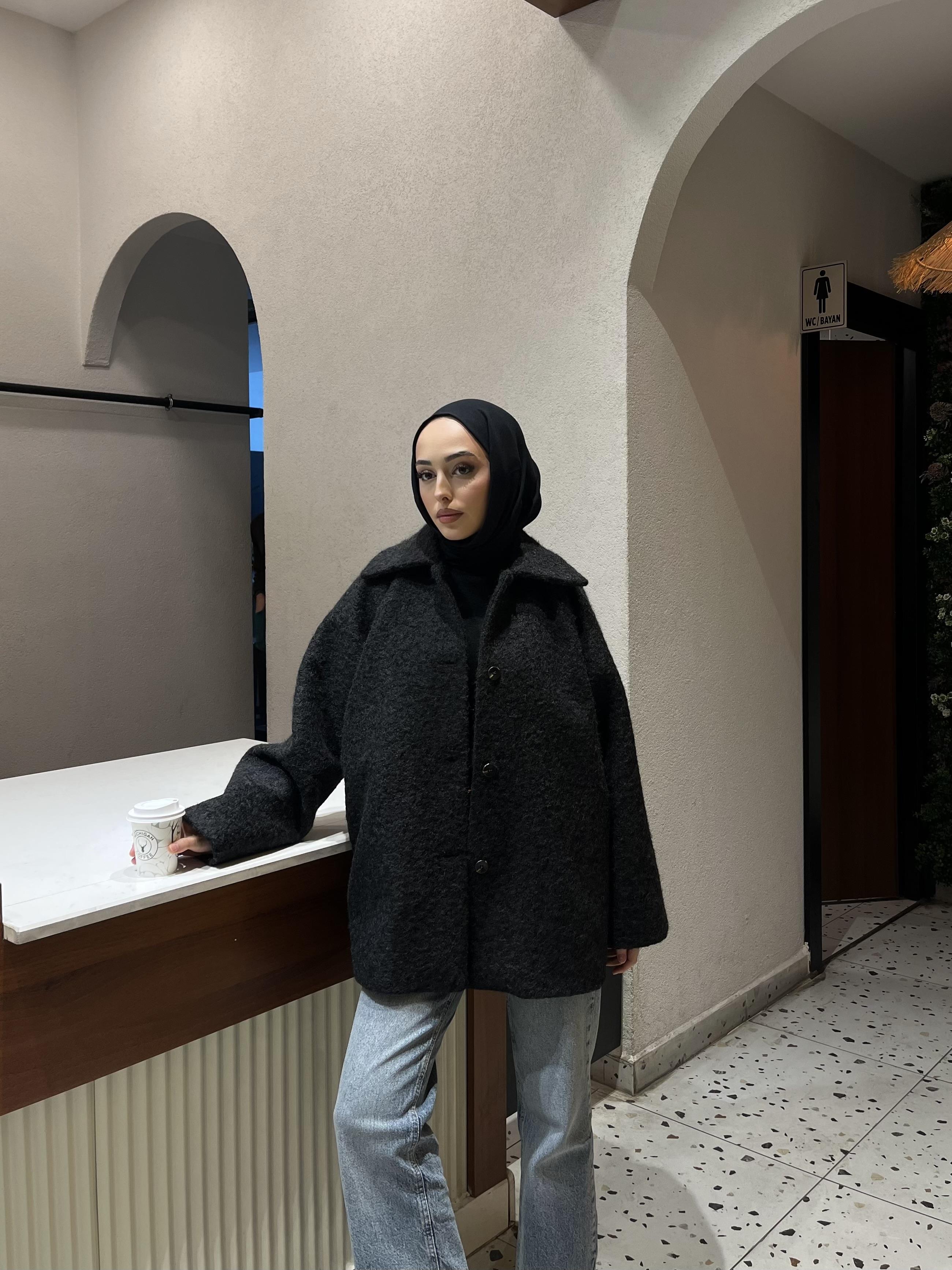 Siyah düğmeli oversize kaban