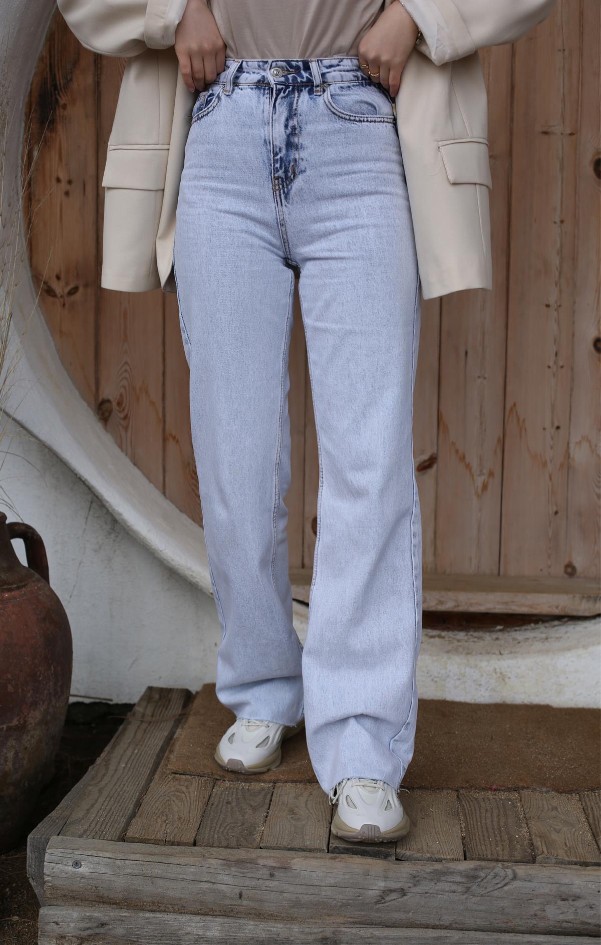 Tam Boy Paçası Açık Kesik Jean