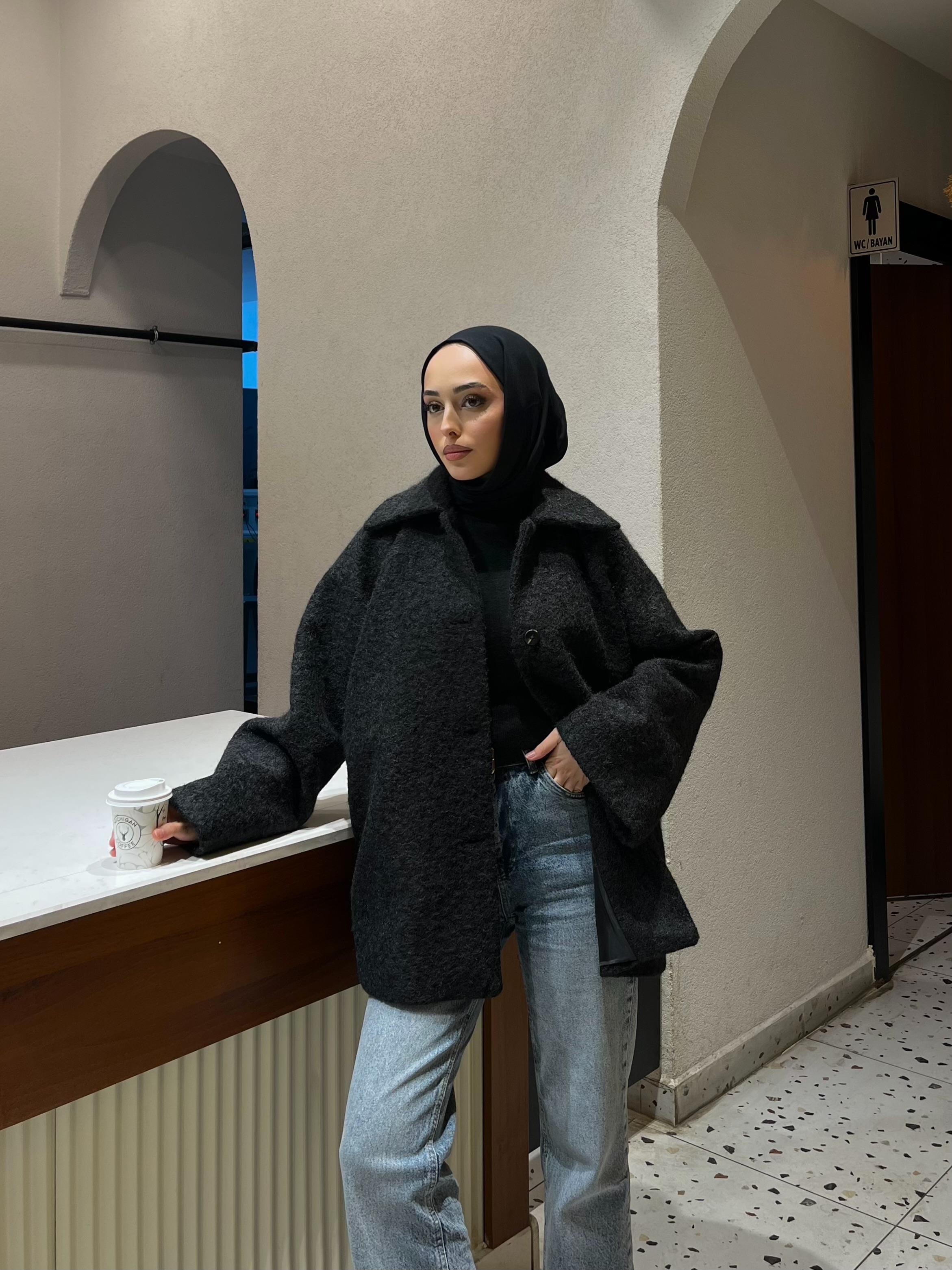 Siyah düğmeli oversize kaban