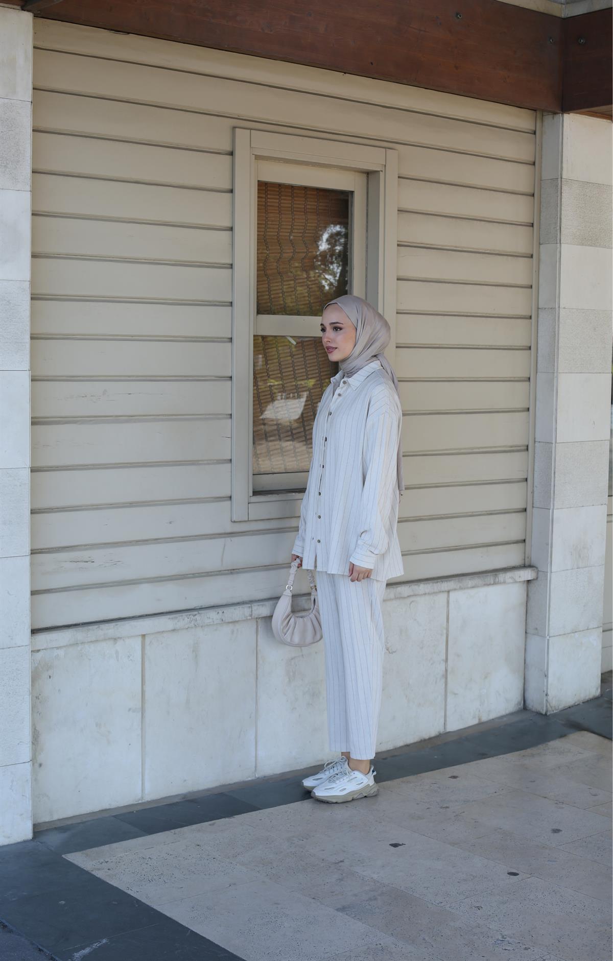 Keten Çizgili Gömlekli Takım Vizon