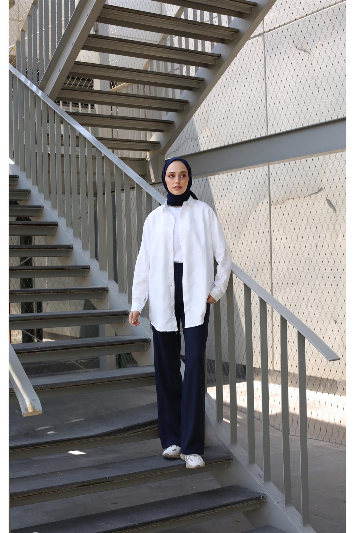 İnce Çizgili Mavi Gömlek