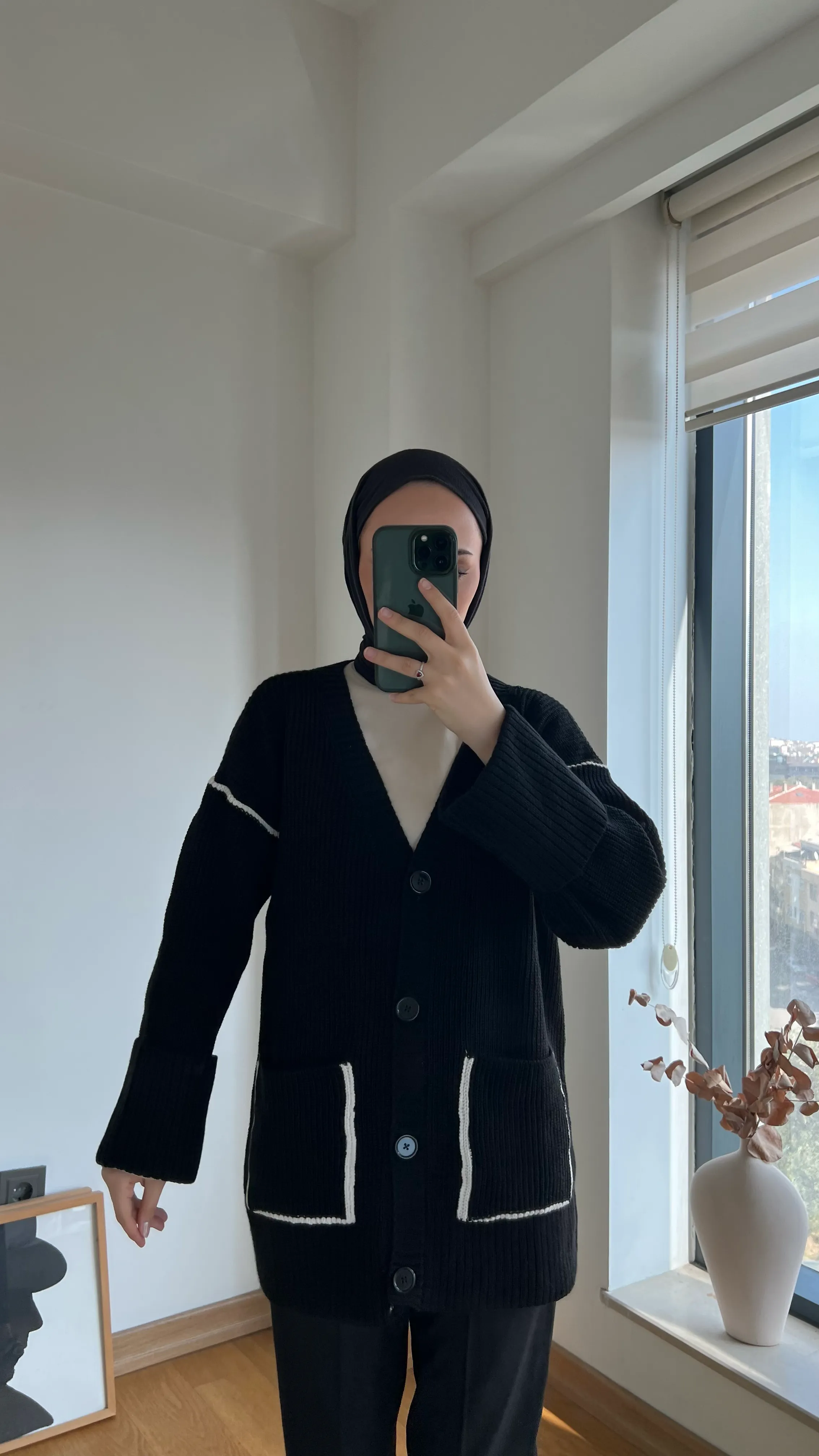 Siyah kol Detaylı Triko Hırka