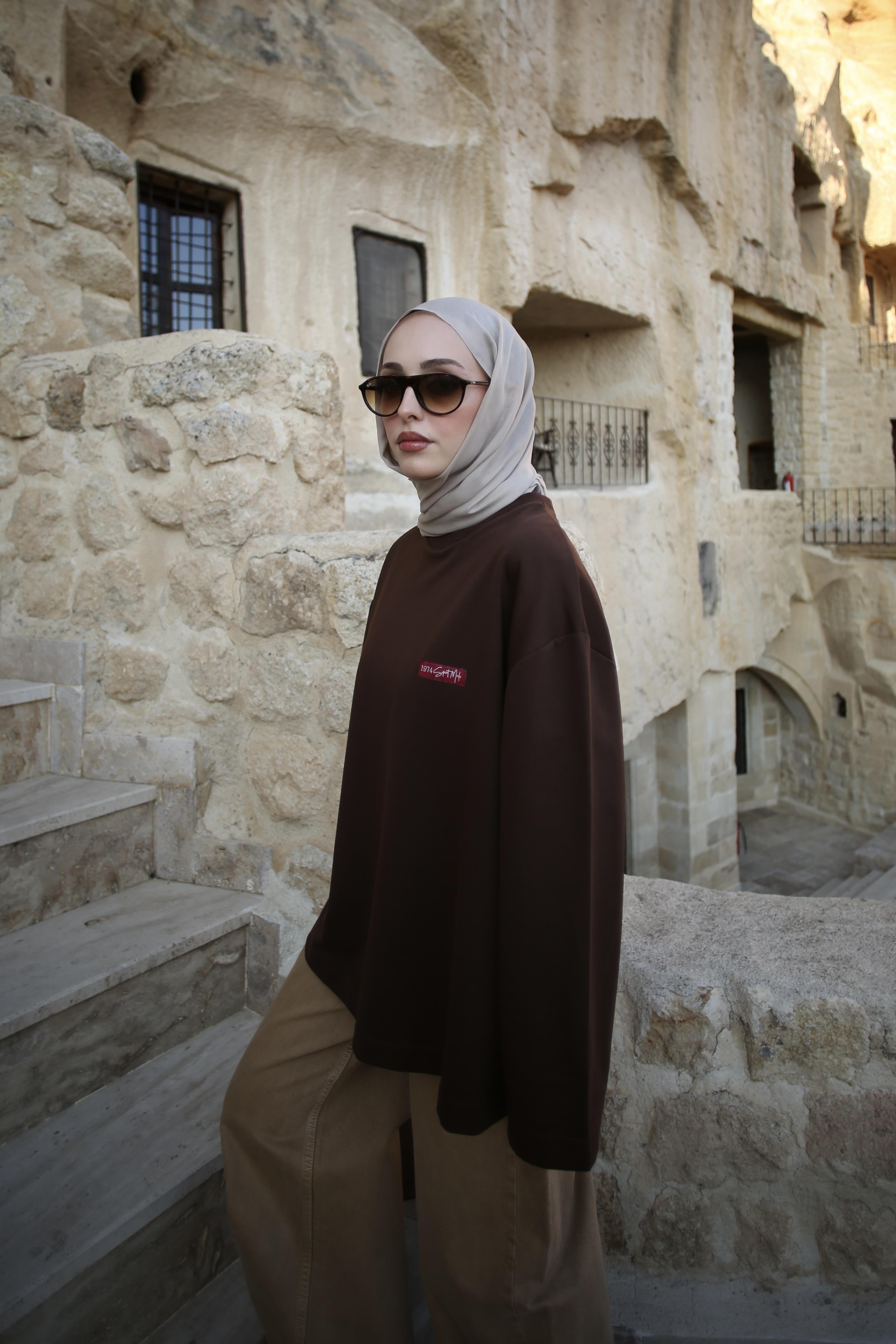 Etiket Baskılı Yazlık Sweatshirt Kahve