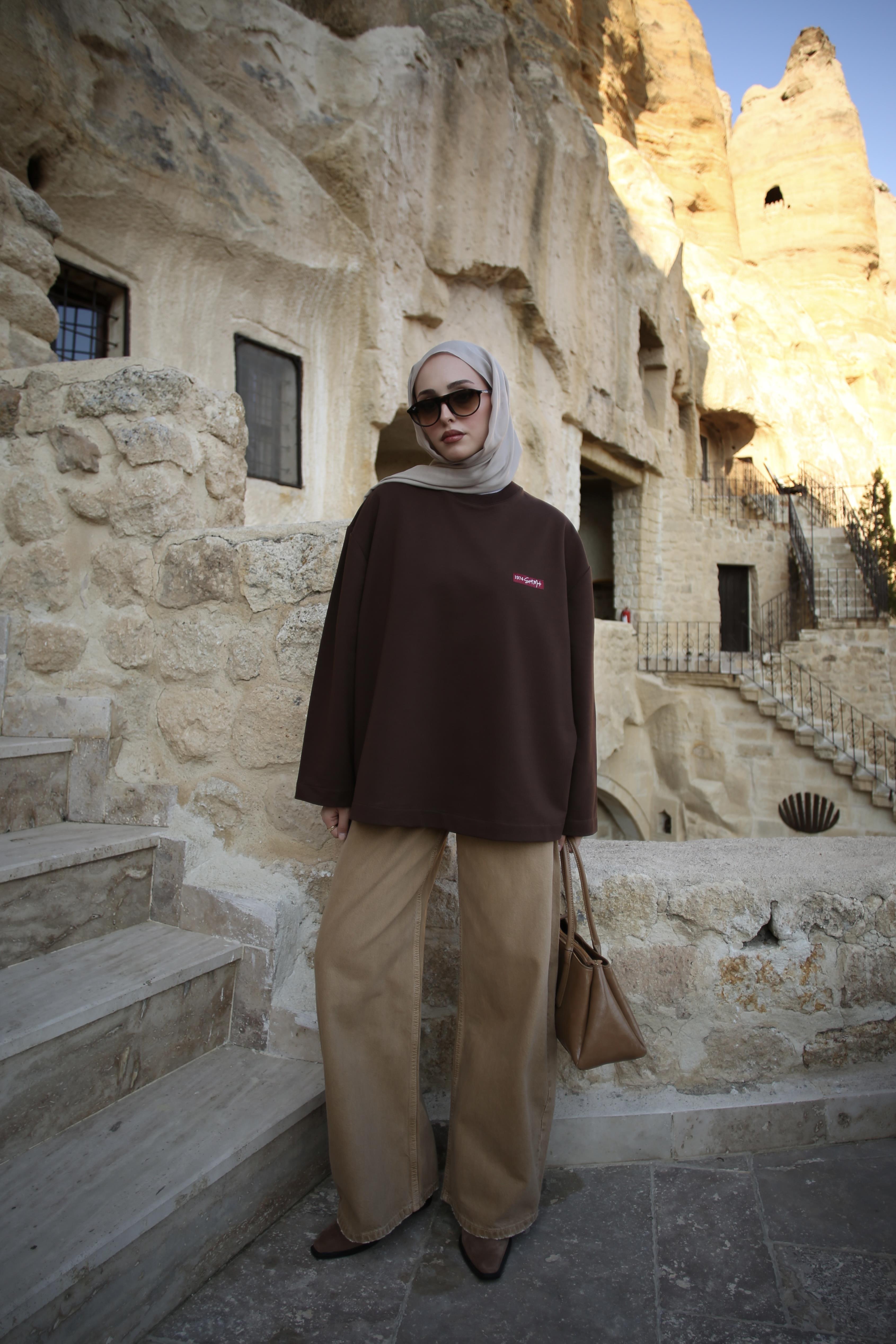 Etiket Baskılı Yazlık Sweatshirt Kahve