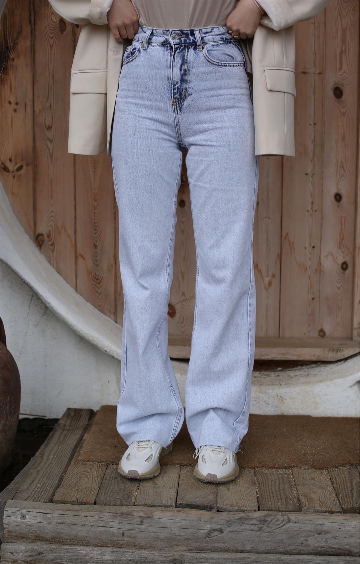 Tam Boy Paçası Açık Kesik Jean