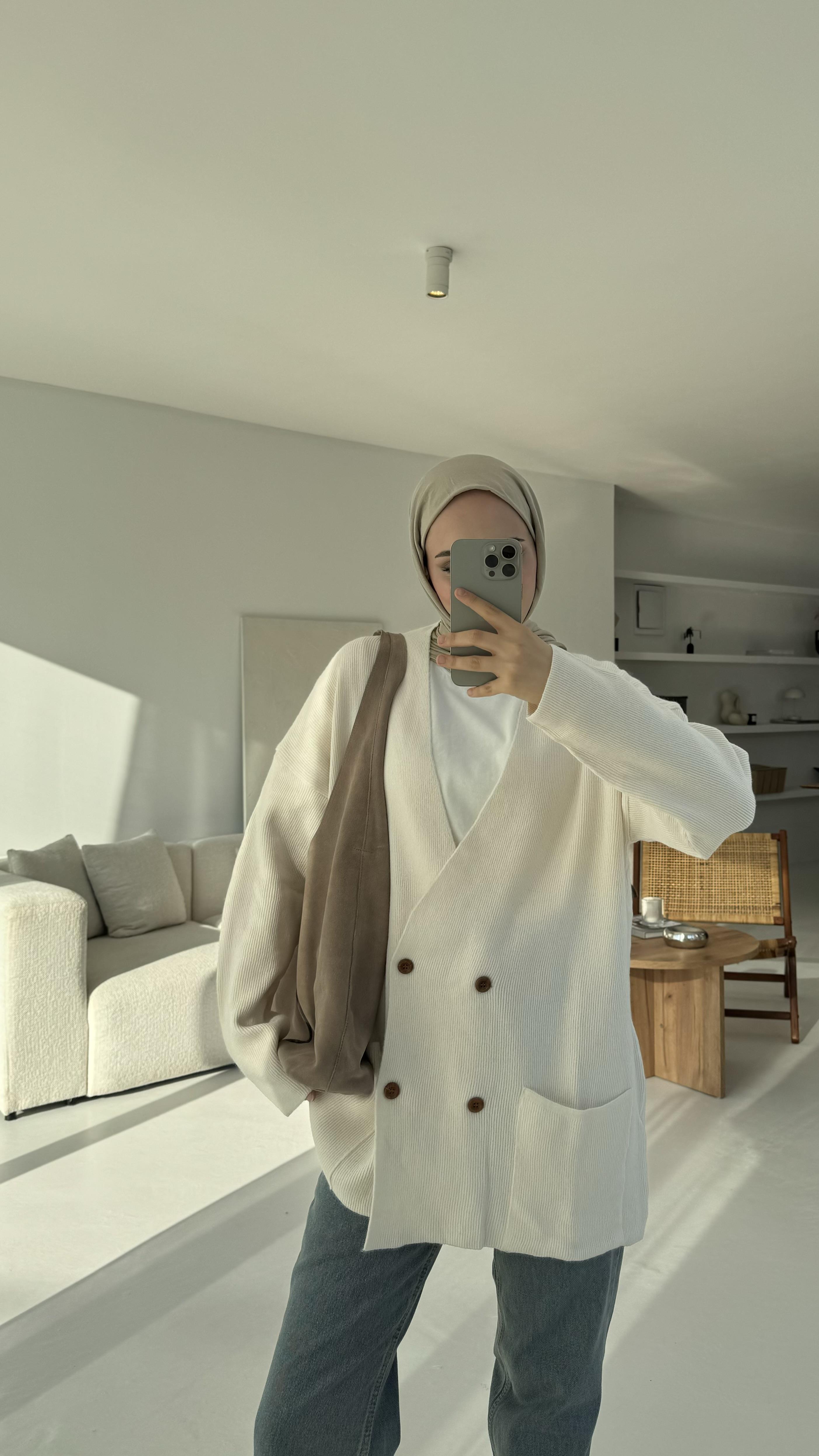 Düğmeli Cepli Triko Hırka Ekru