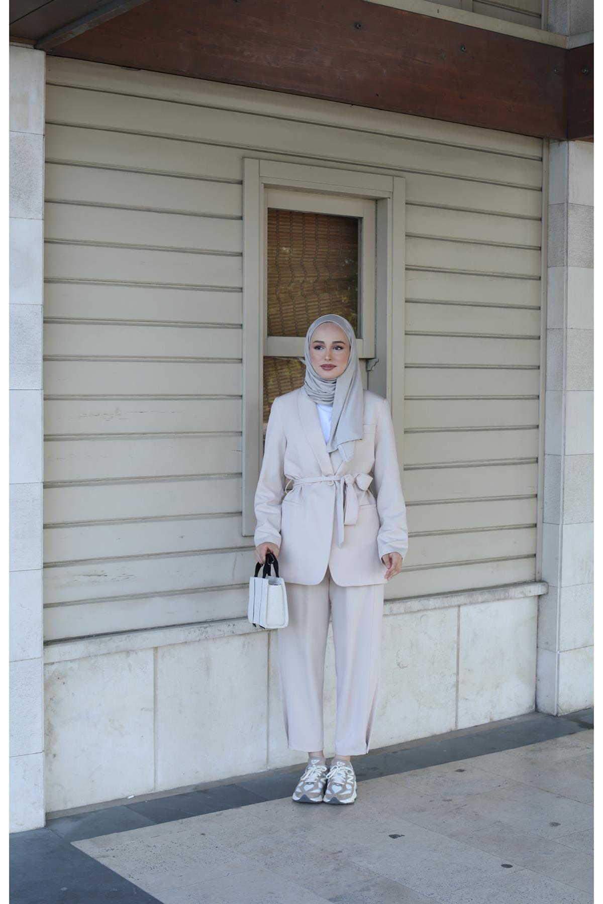 Beli Bağlamalı Takım Bej