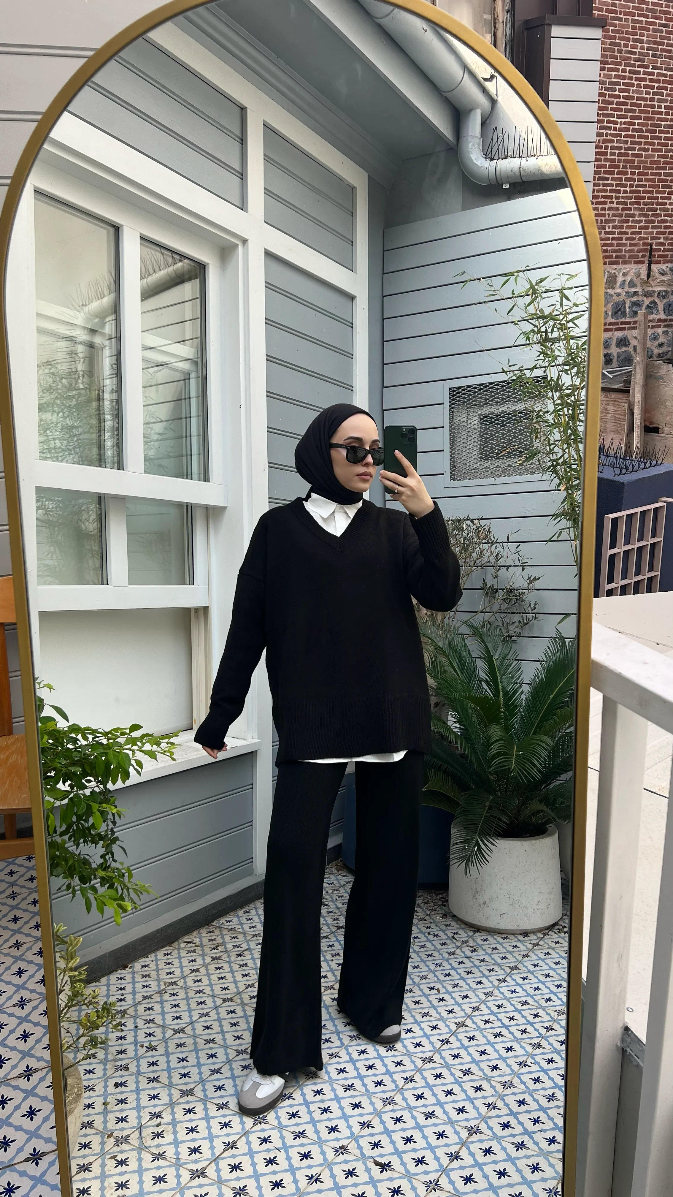 Siyah V Yaka Triko Kazak