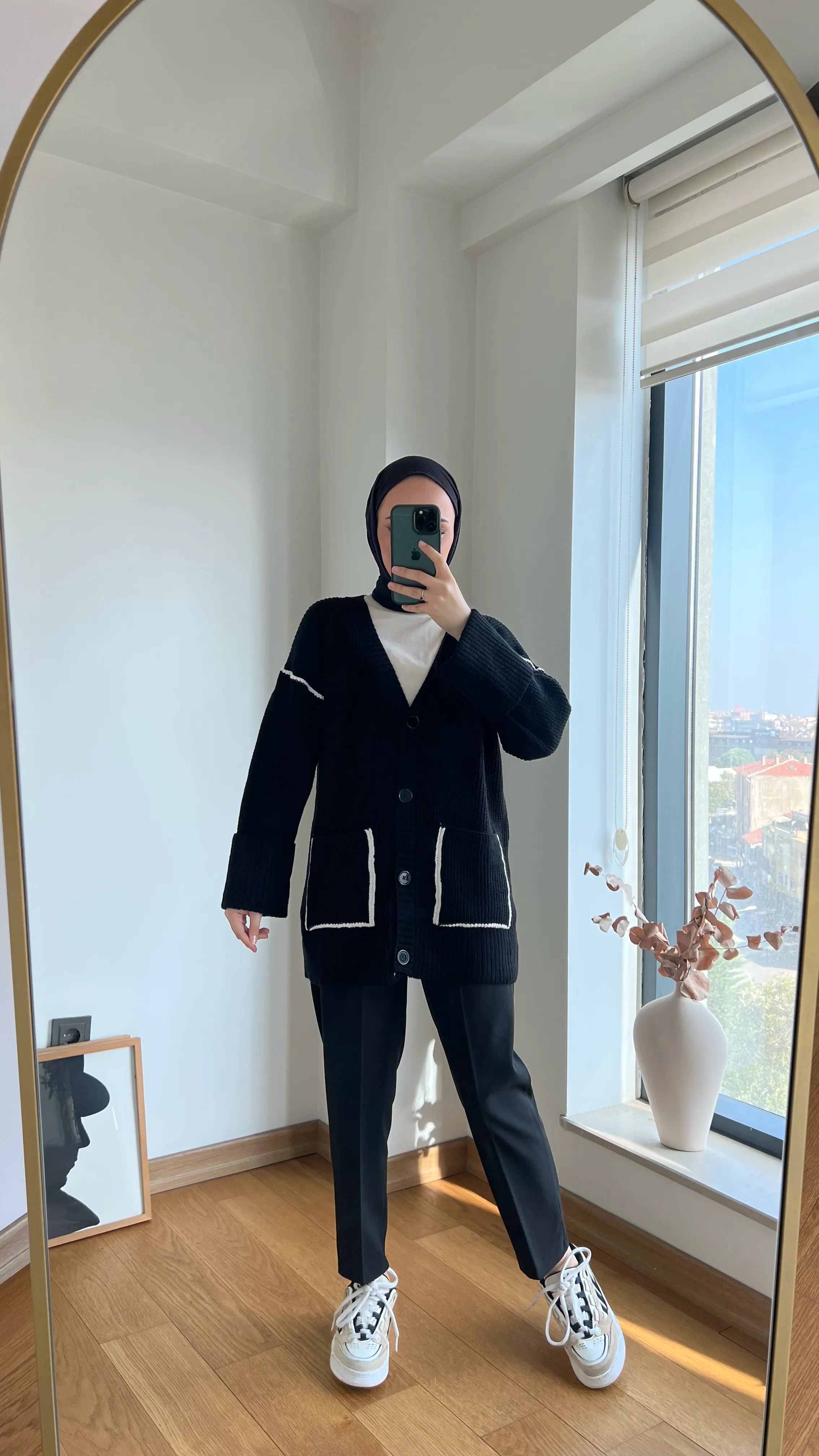 Siyah kol Detaylı Triko Hırka