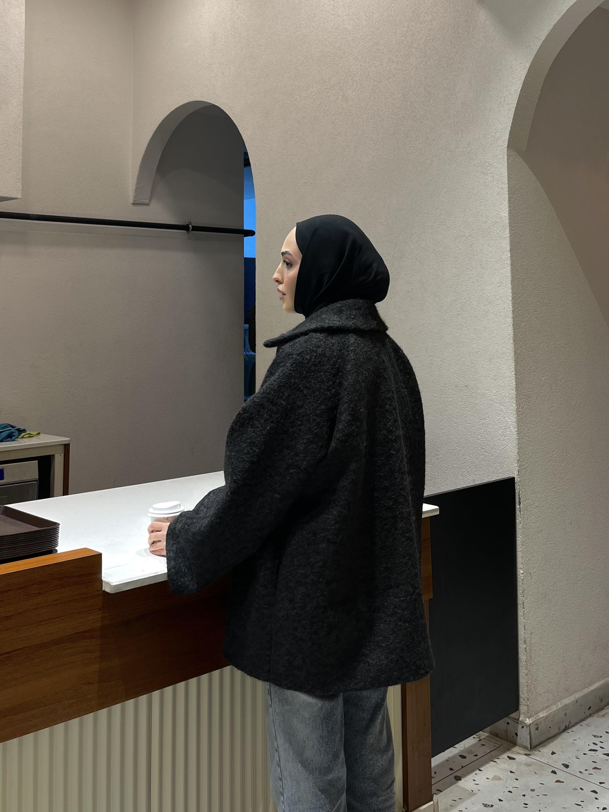 Siyah düğmeli oversize kaban