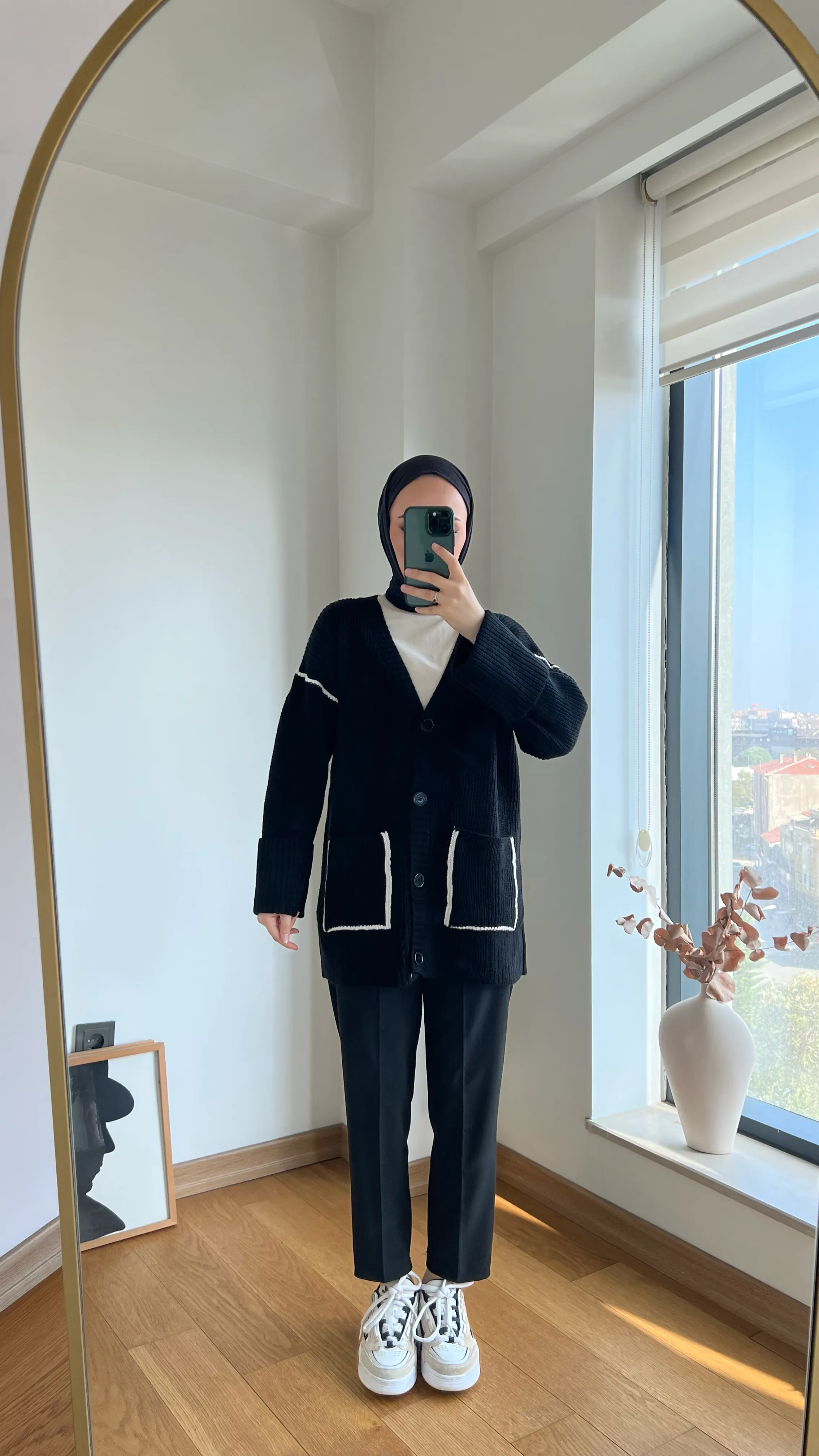 Siyah kol Detaylı Triko Hırka