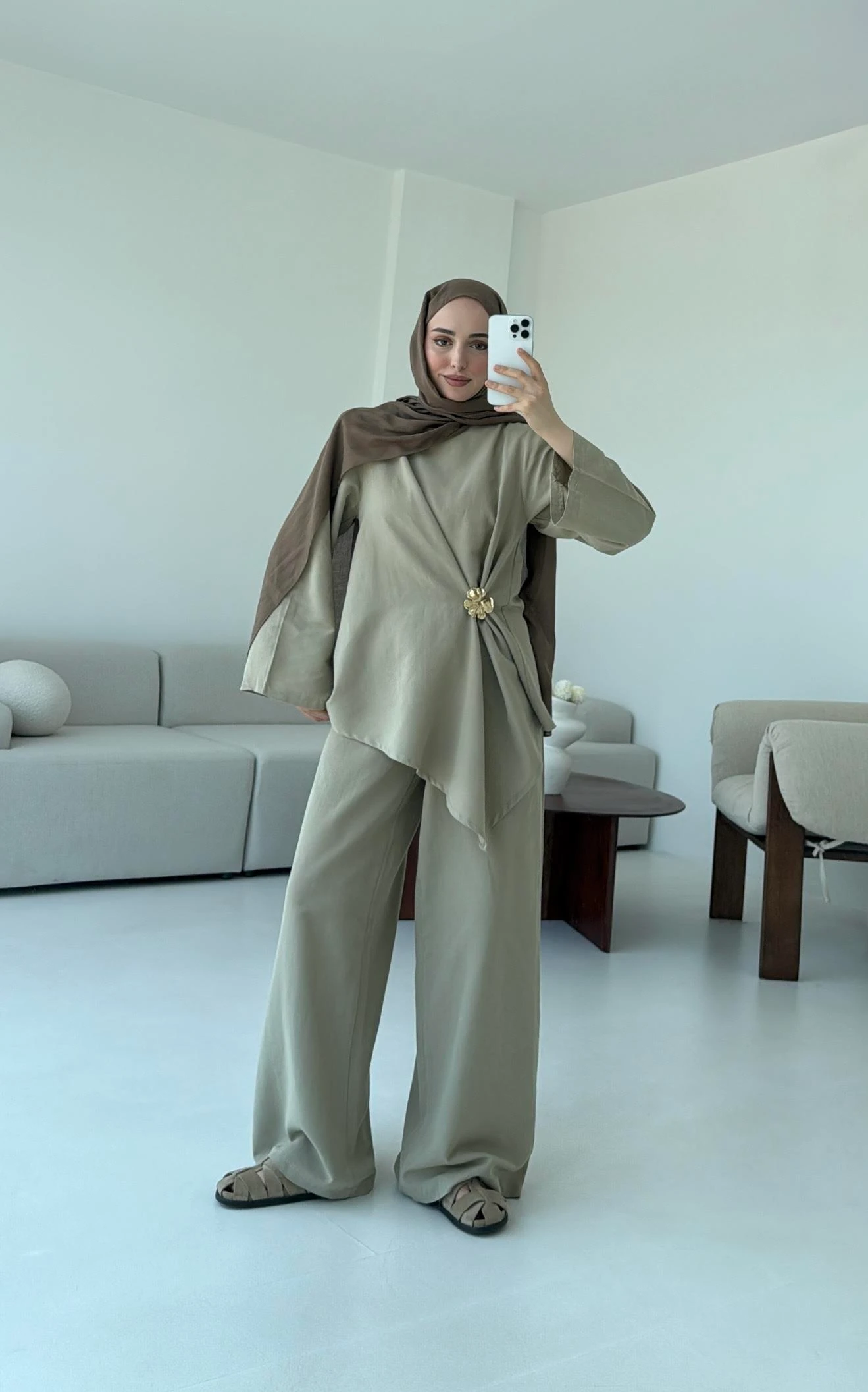 Broş Detay Bluz Takım Vizon