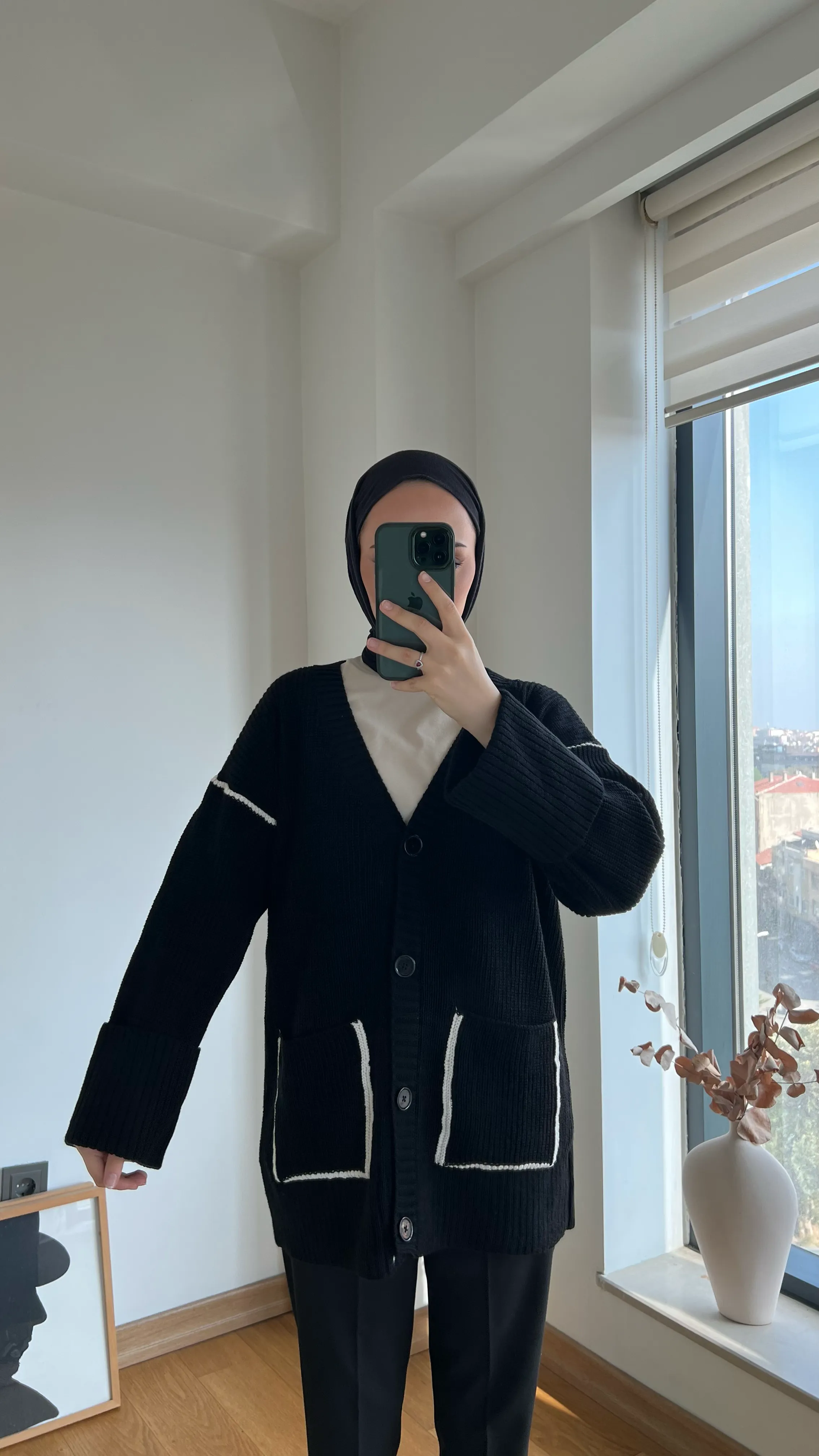 Siyah kol Detaylı Triko Hırka