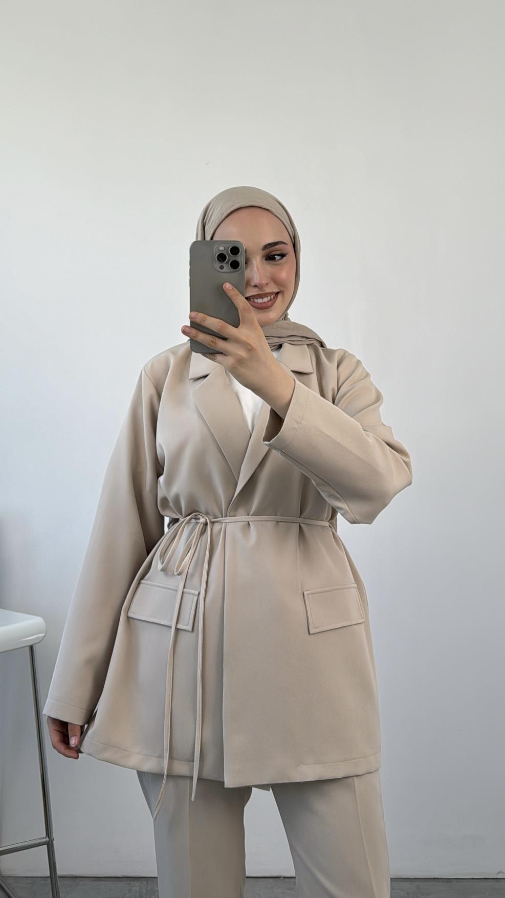 Beli Bağlamalı Ceketli Takım Bej