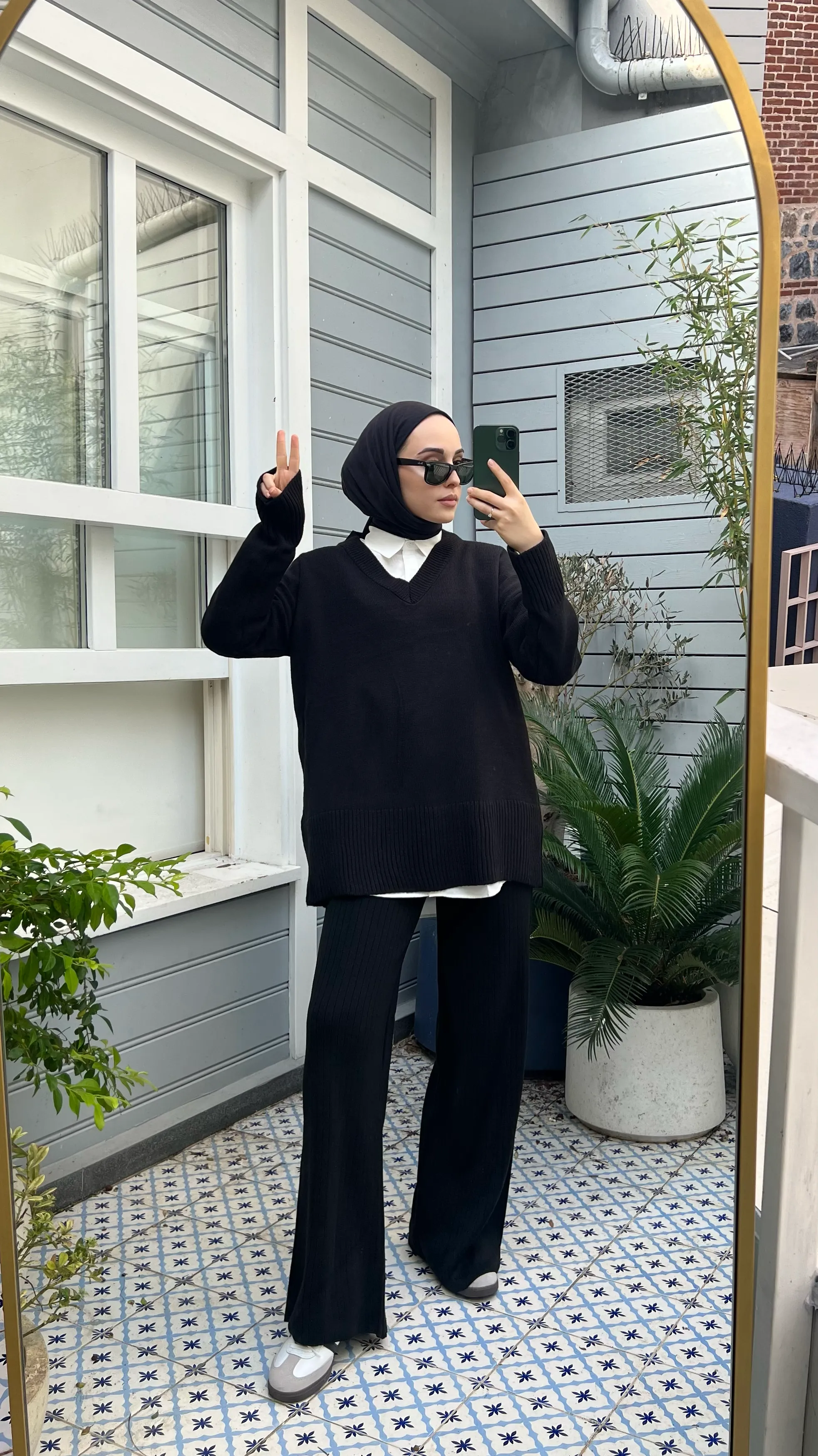 Siyah V Yaka Triko Kazak