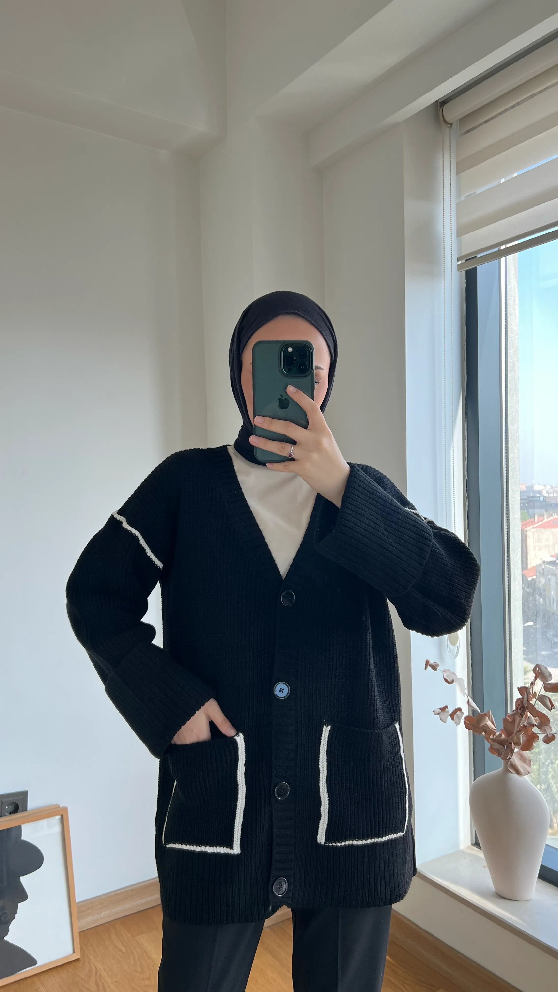 Siyah kol Detaylı Triko Hırka