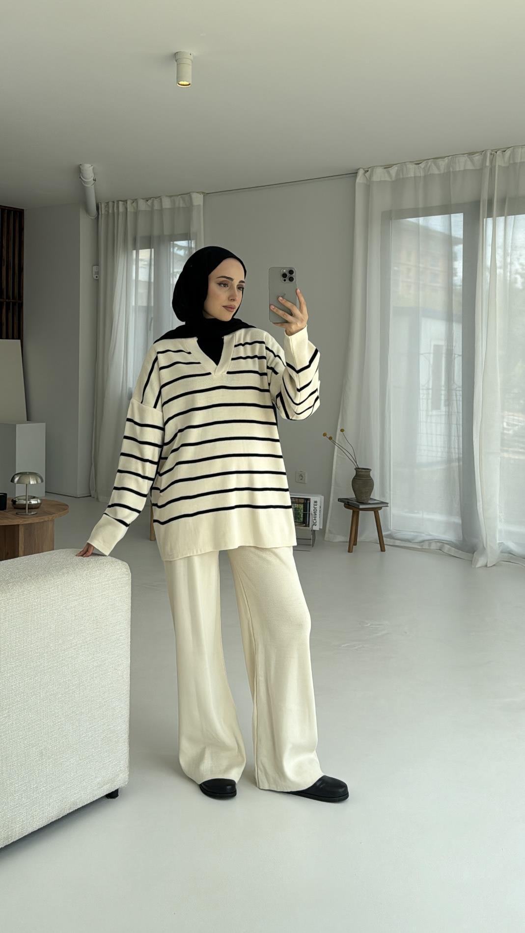 Çizgili V Yaka Triko Takım Siyah Bej