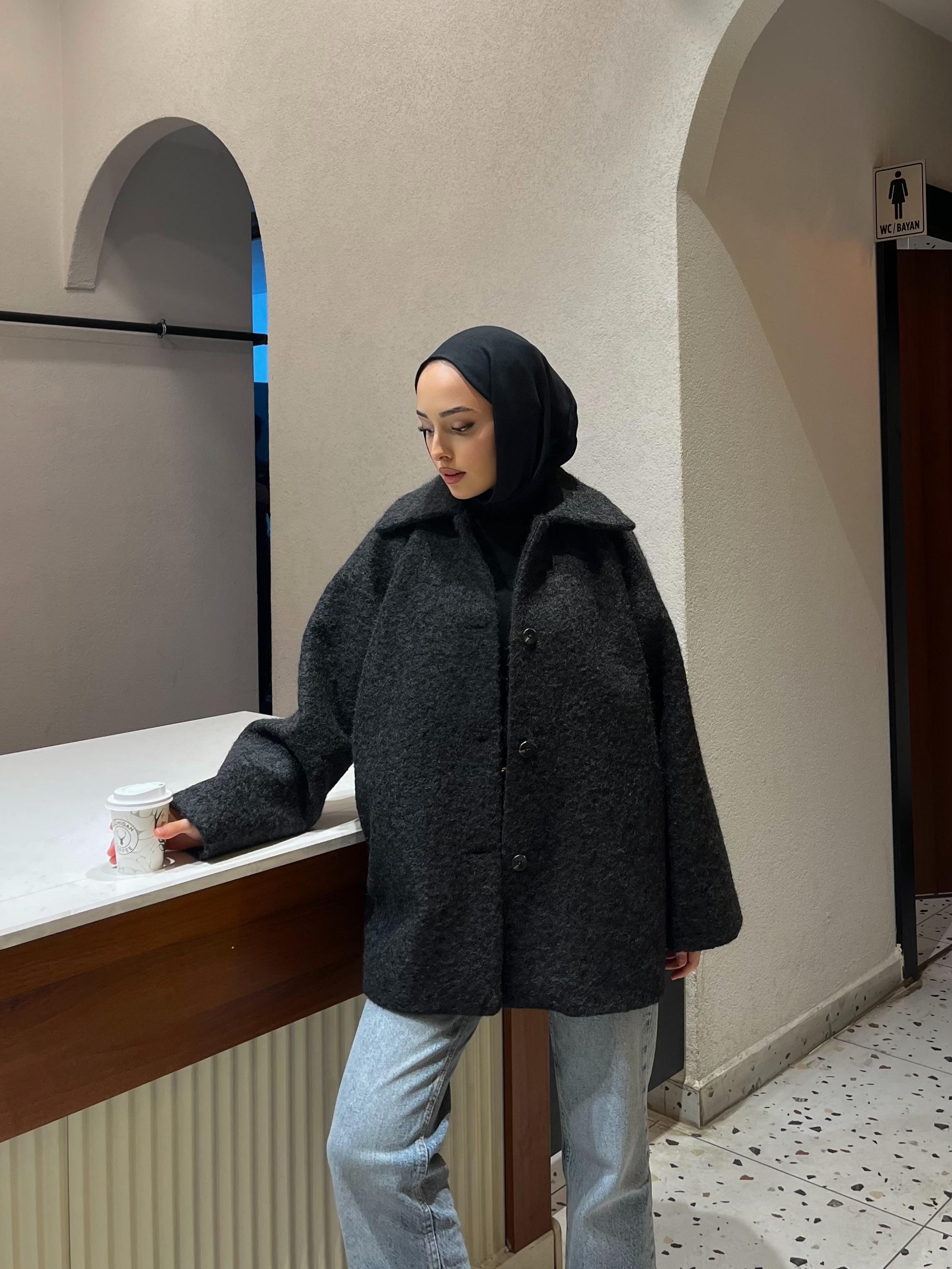Siyah düğmeli oversize kaban