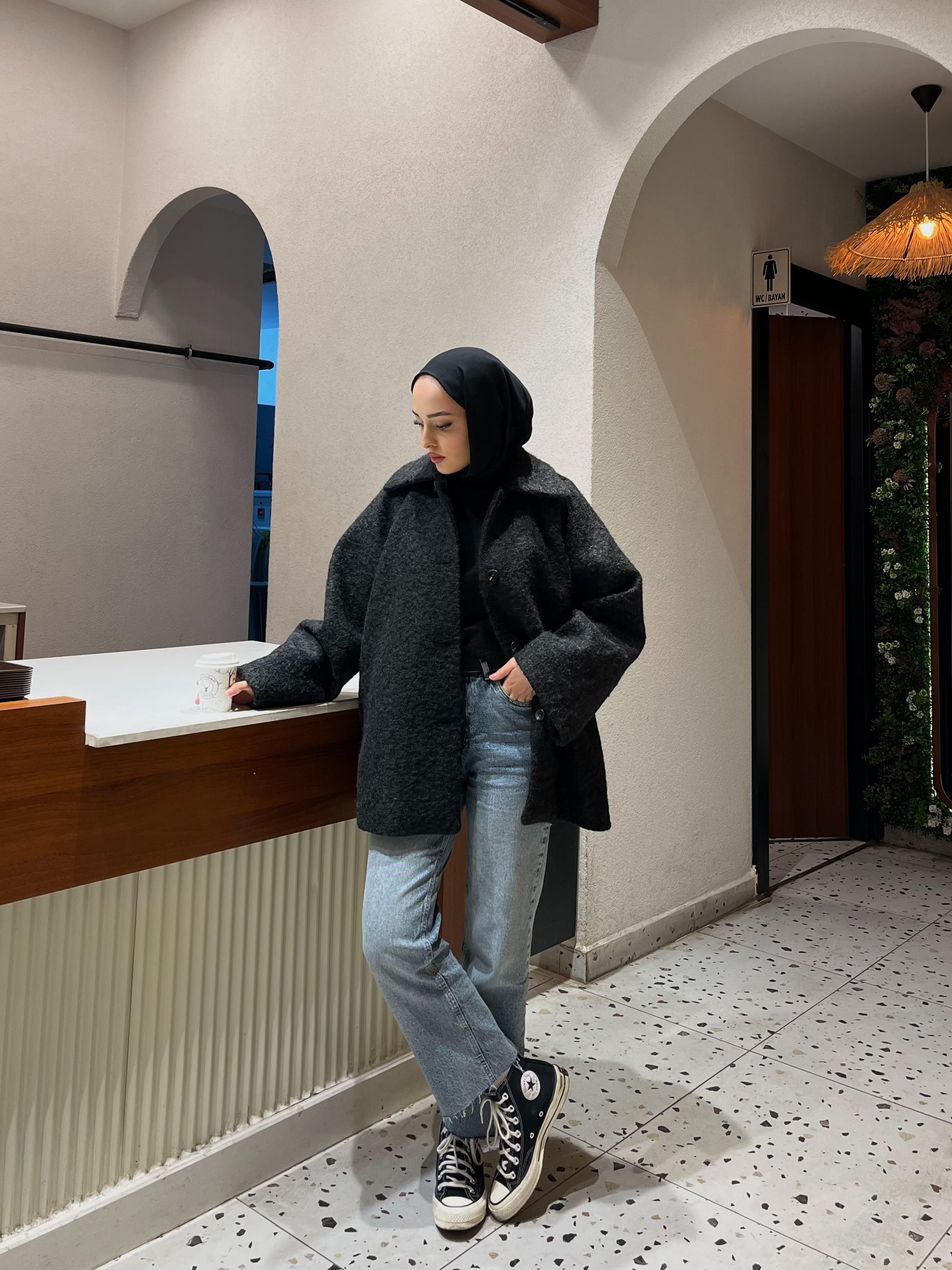 Siyah düğmeli oversize kaban