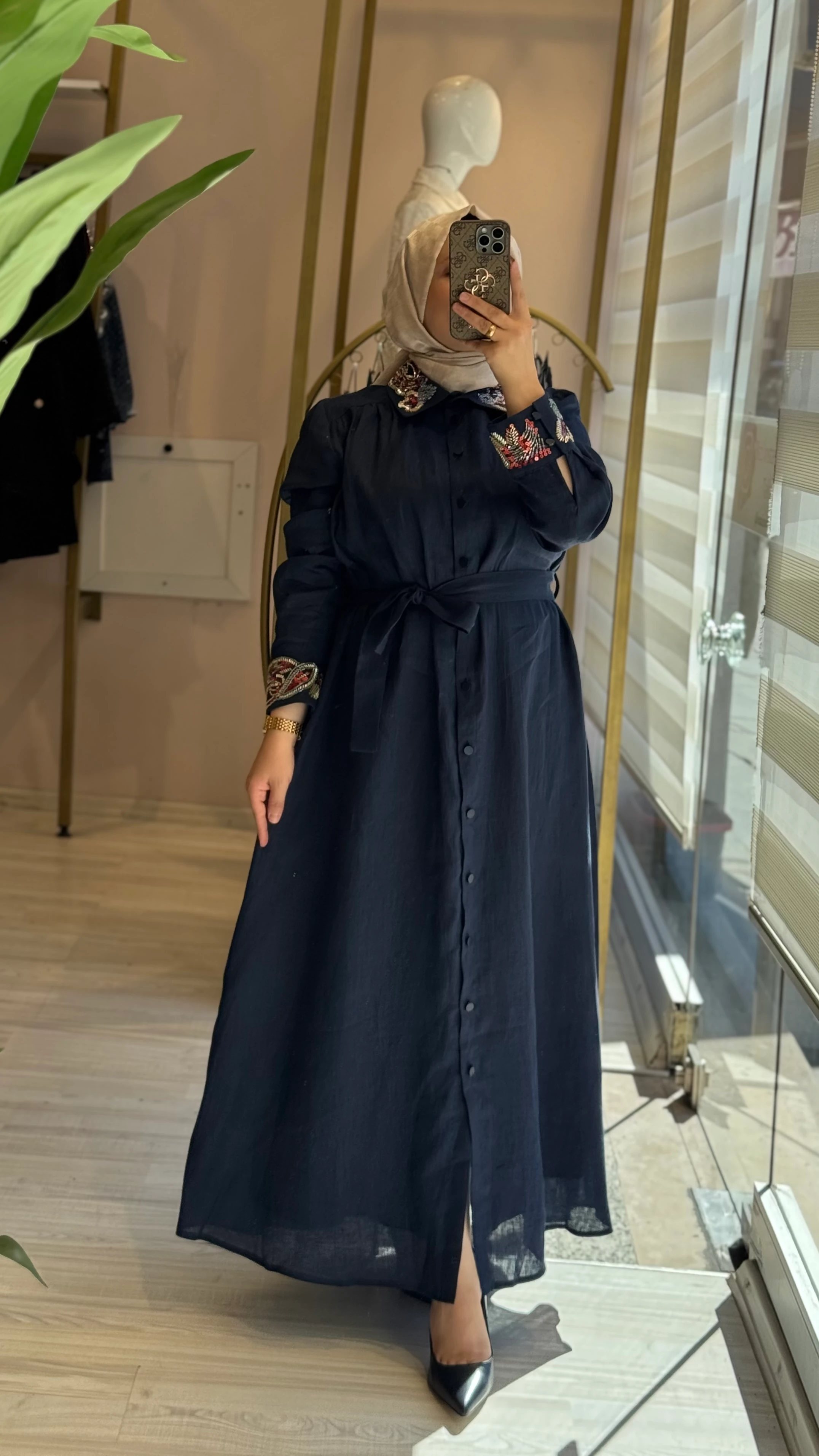 Ghisa İşlemeli Keten Elbise