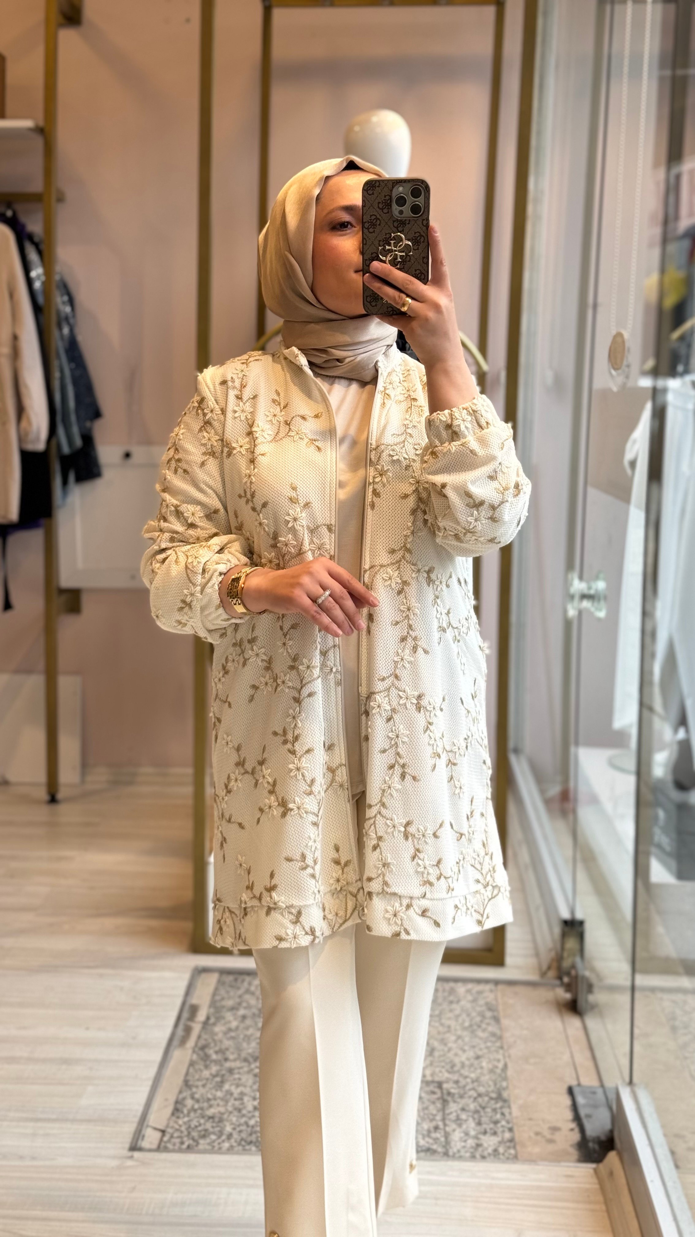 Selinada Çiçek İşlemeli Kap