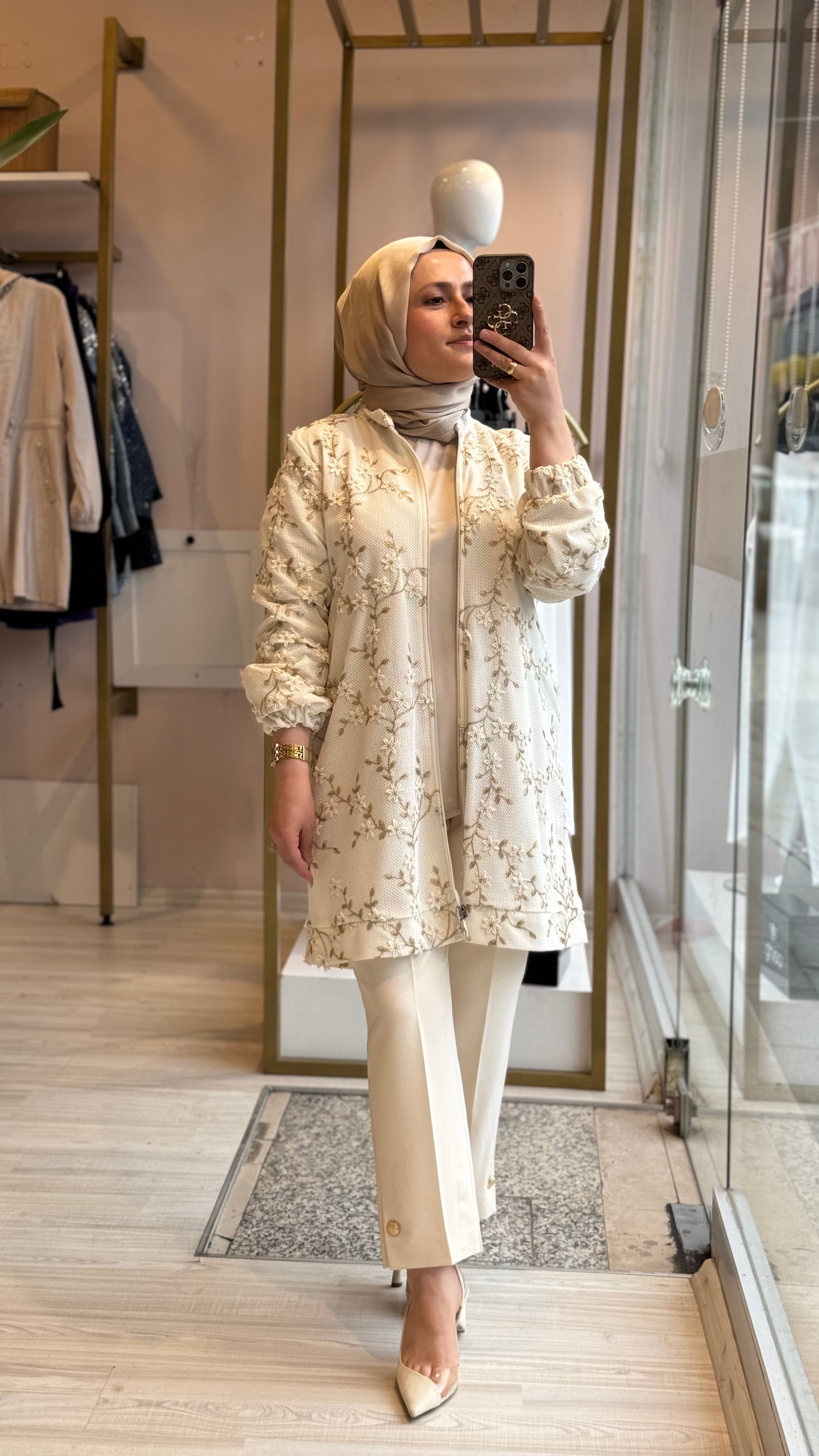 Selinada Çiçek İşlemeli Kap