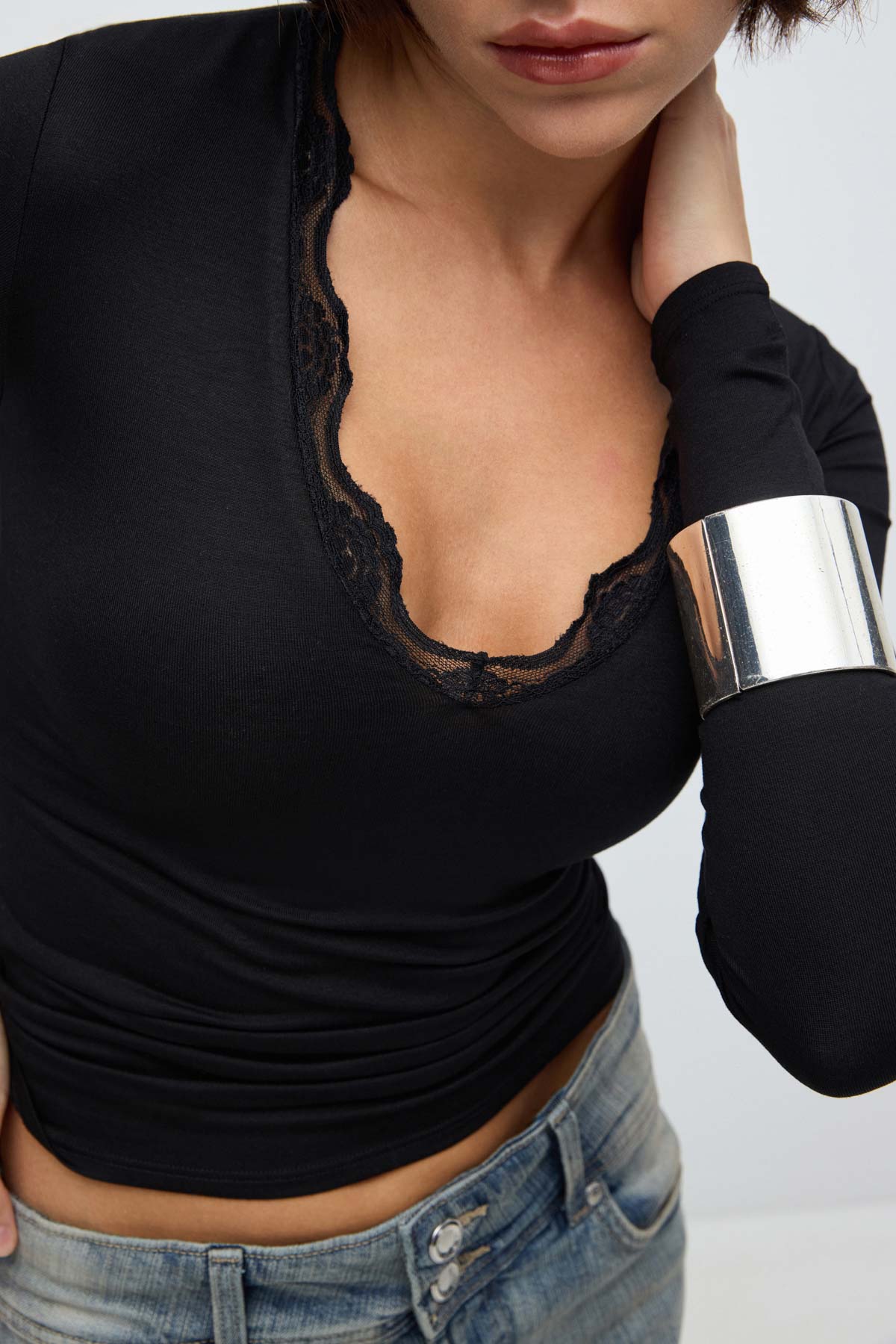 Katherine Dantel V Yaka Bluz