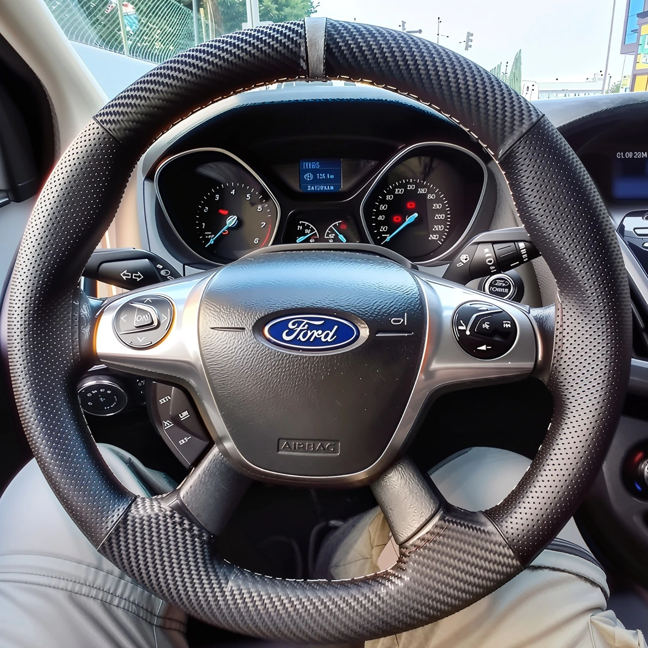 Dikişli Direksiyon Kılıfı Karbon Deri Nokta Deri Gri Yüzük Gri Dikişli Ford Focus 2014 Sonrası Gri