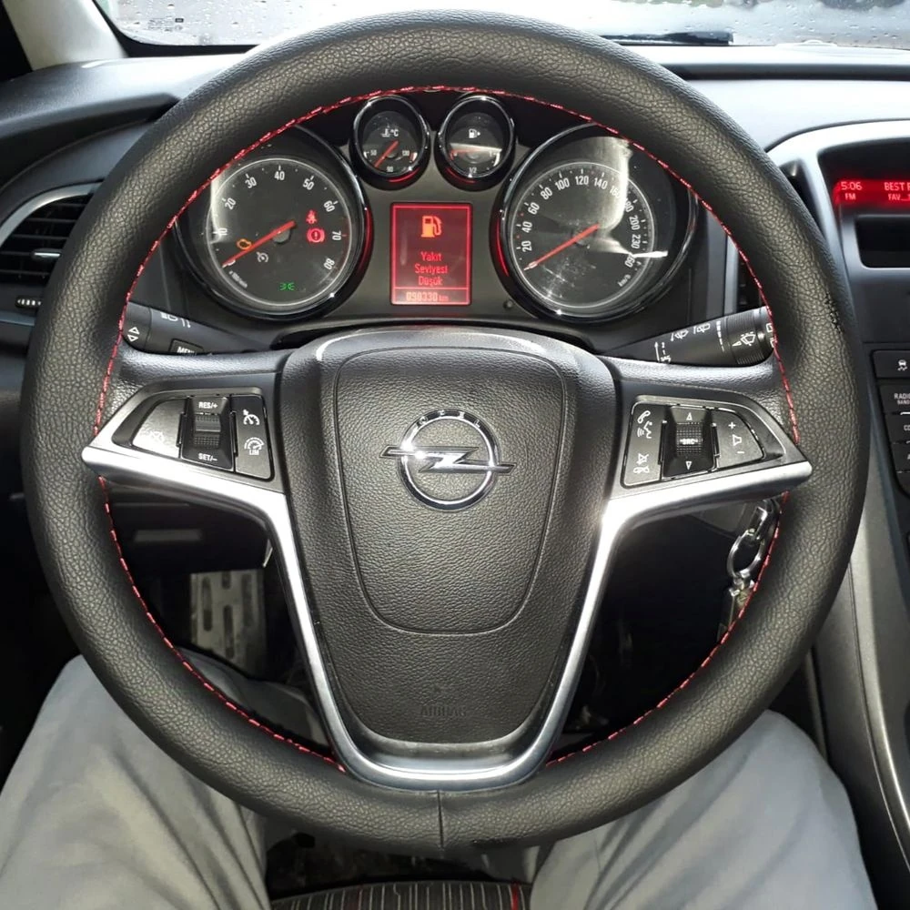 Dikişli Direksiyon Kılıfı Siyah Deri Kırmızı Dikişli Opel Astra Kırmızı