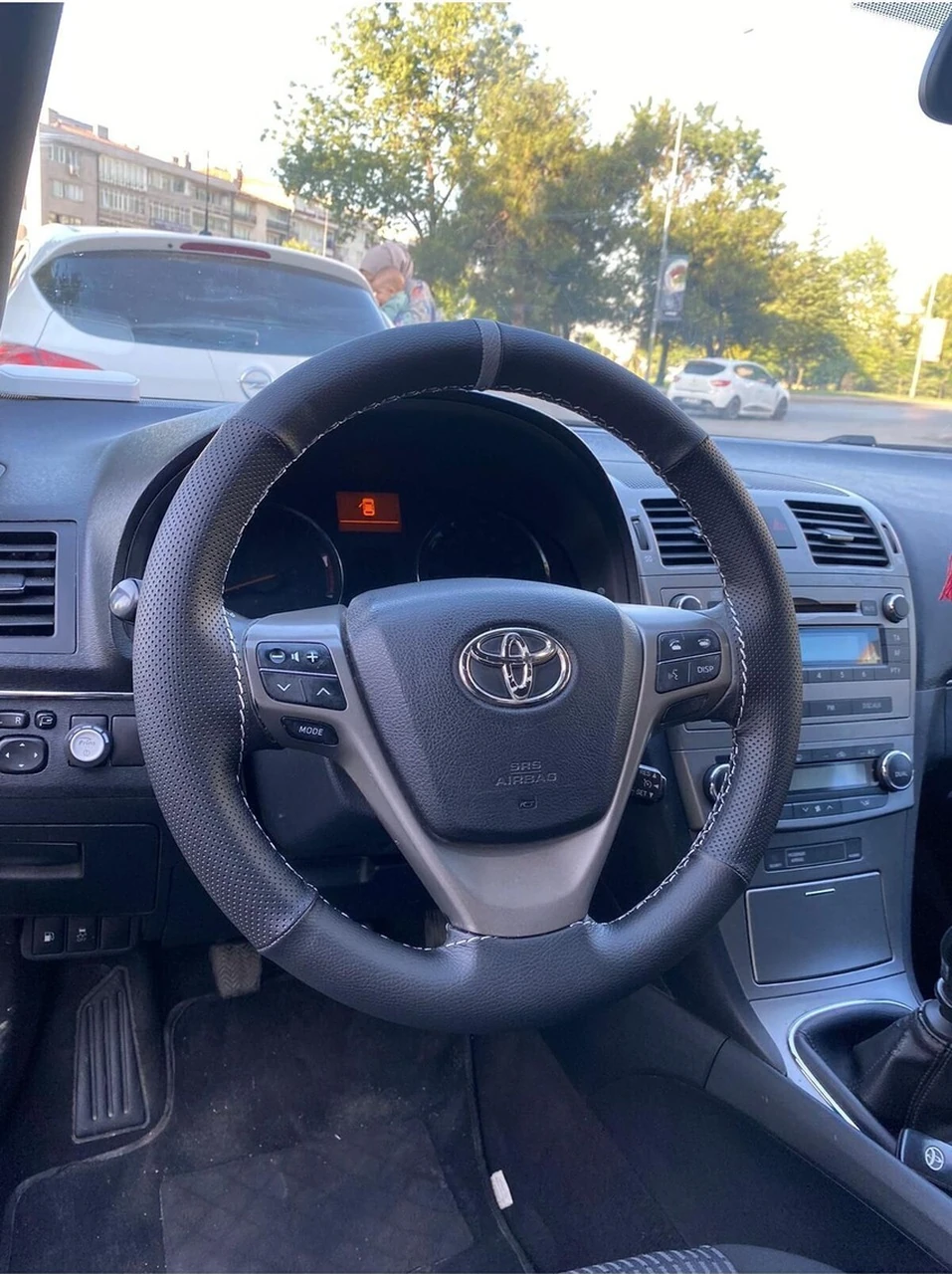 Dikişli Deri Direksiyon Kılıfı Damarlı Noktalı Gri Yüzük Gri Dikiş Toyota Avensis İcin Gri