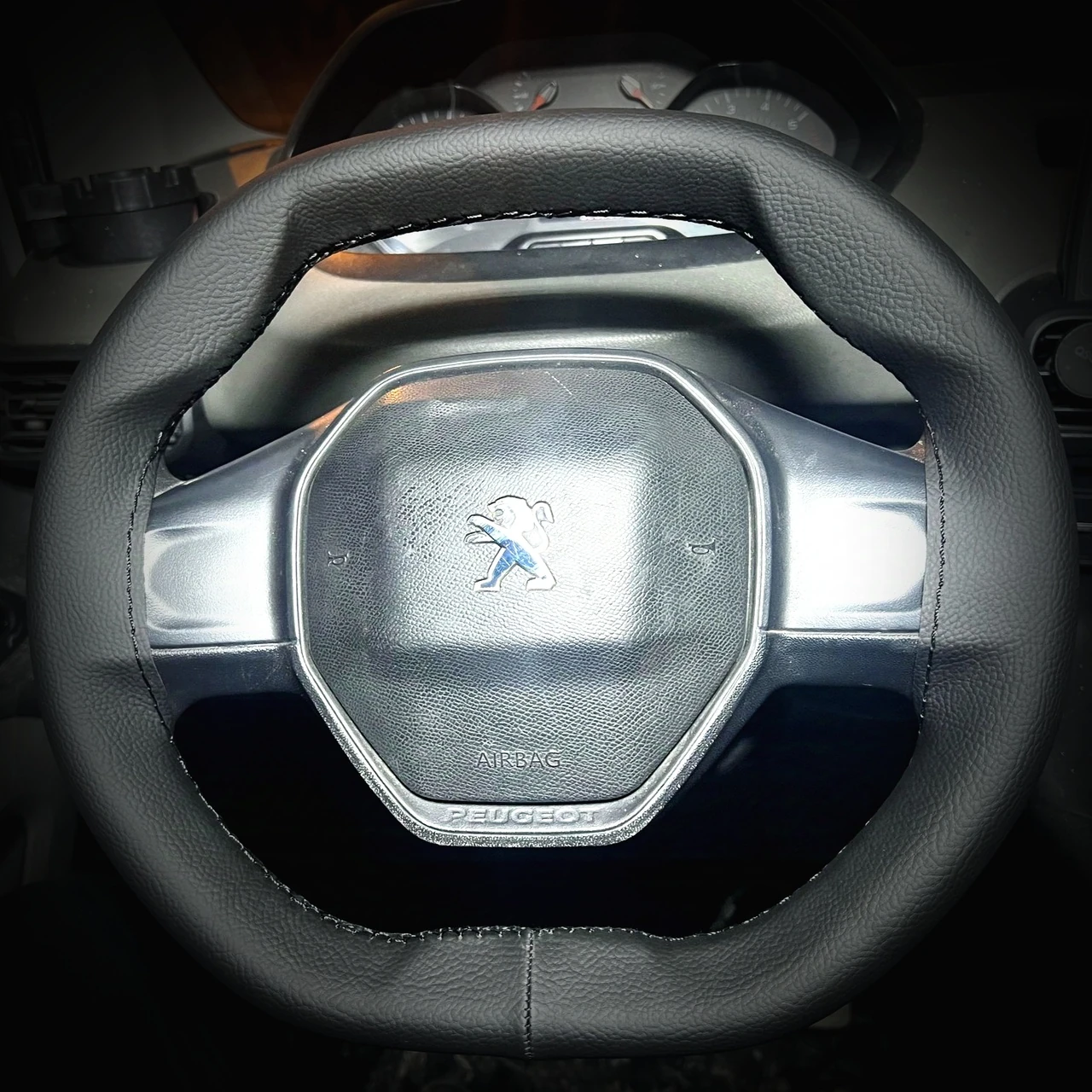 Dikişli Direksiyon Kılıfı Siyah Deri Siyah Dikişli Peugeot Rifter İçin Siyah