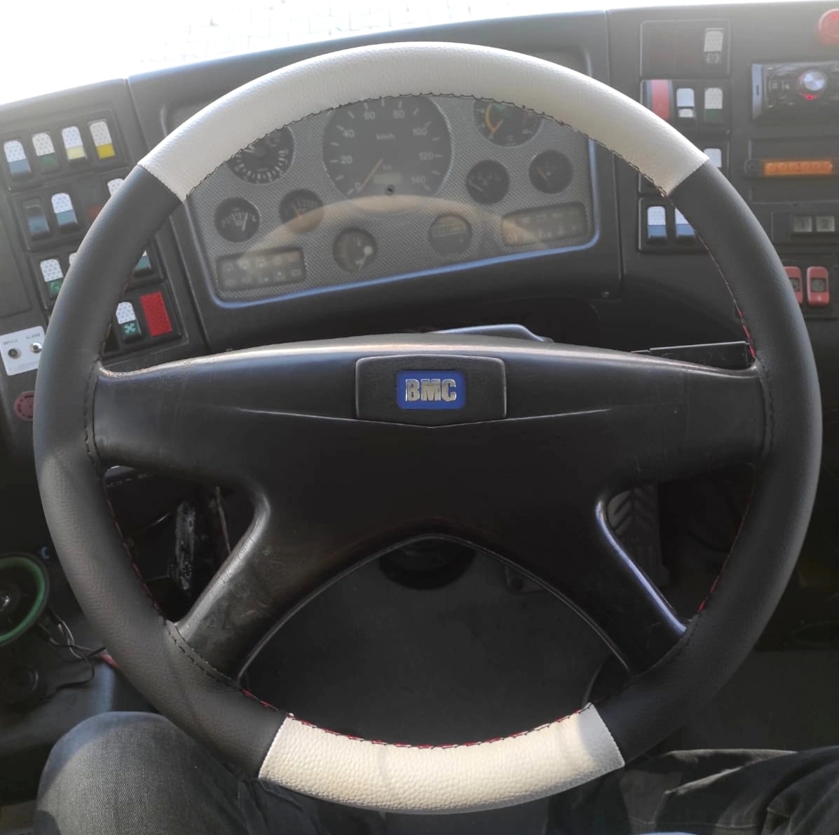 Dikişli Direksiyon Kılıfı Gri Deri Siyah Deri Siyah Dikişli Belde Bmc Otobüs İçin Karışık