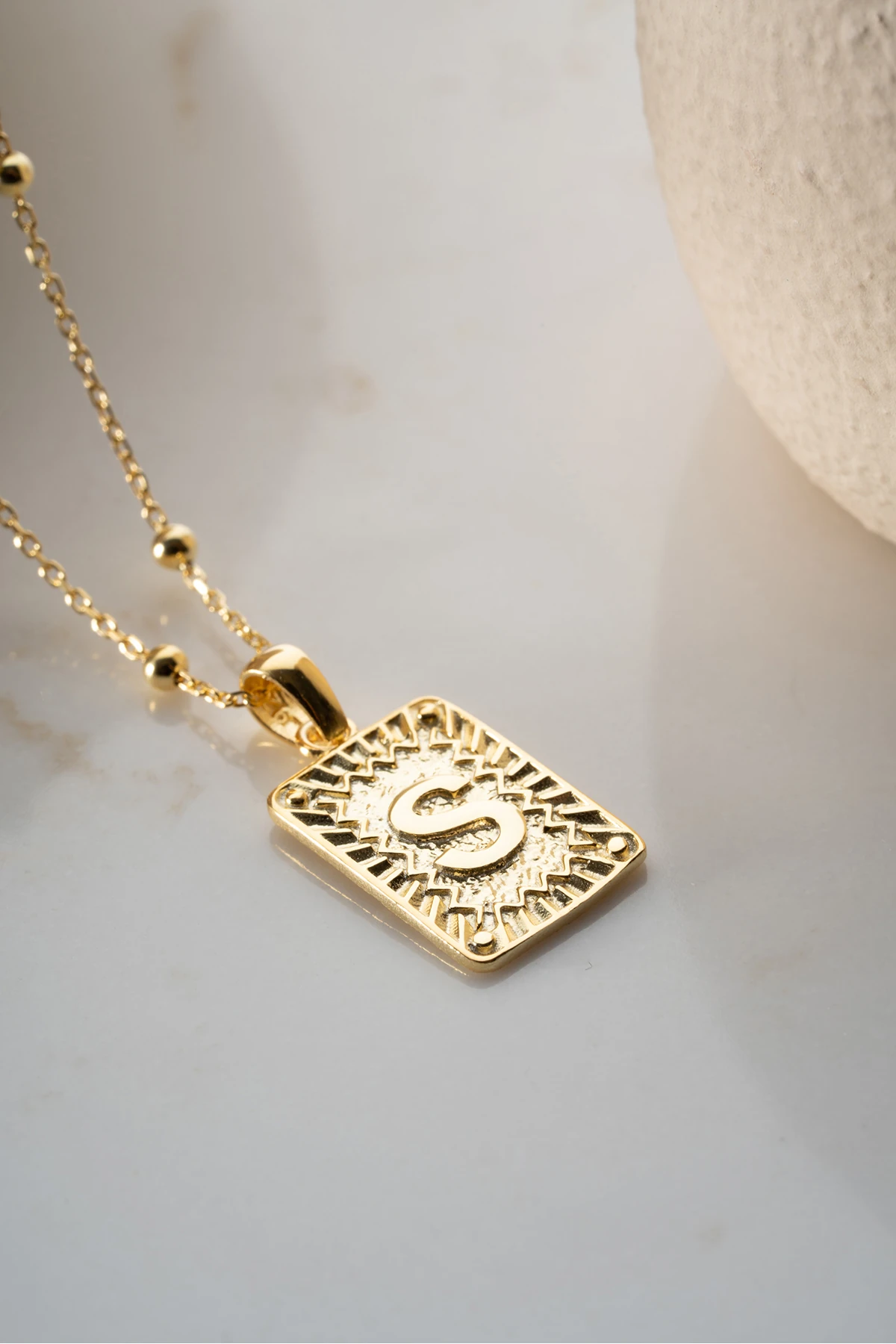 Vintage Tasarım Harfli Plaka Gümüş Kolye