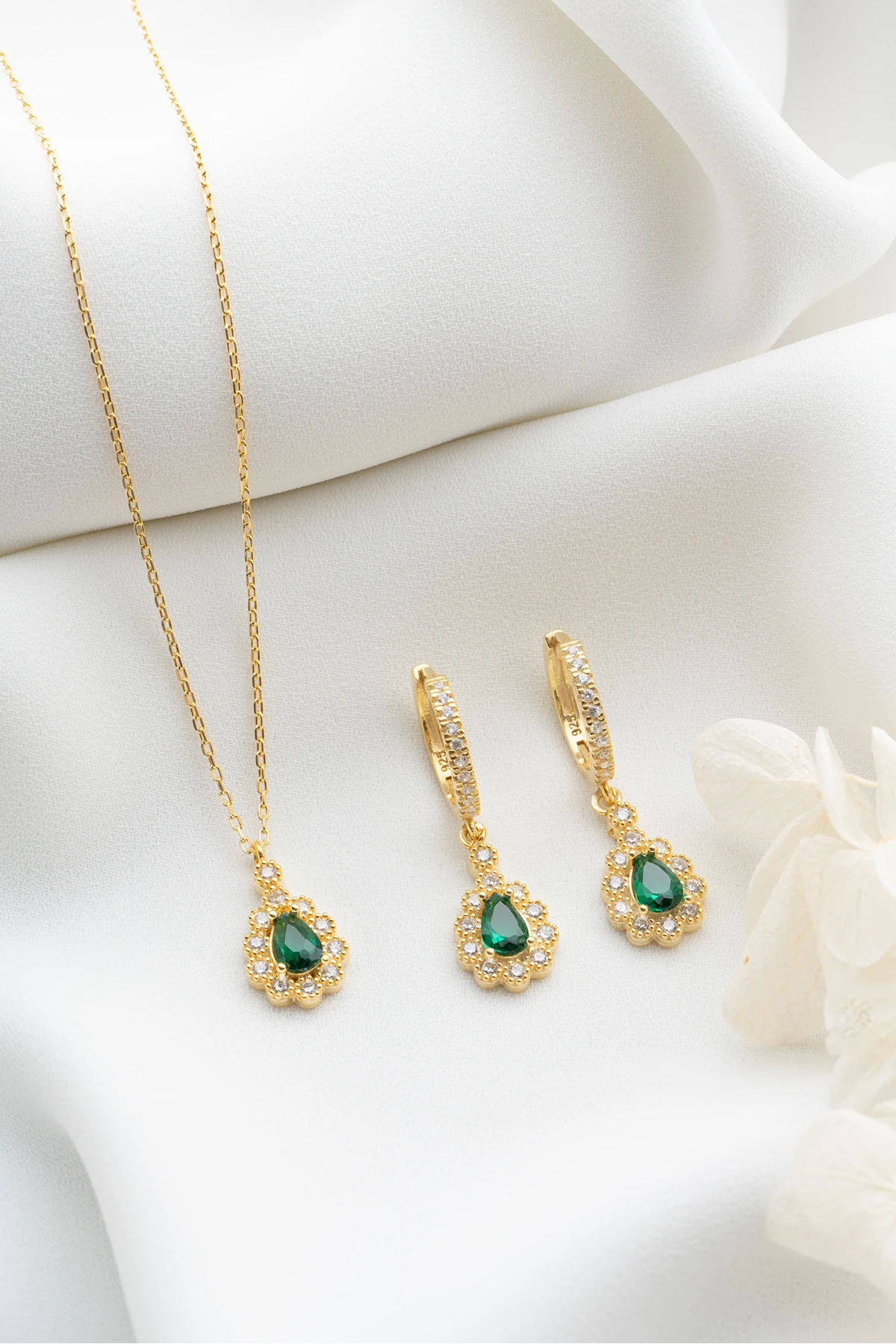 Zümrüt Yeşili Damla Taşlı Gümüş  Kolye ve Küpe Seti