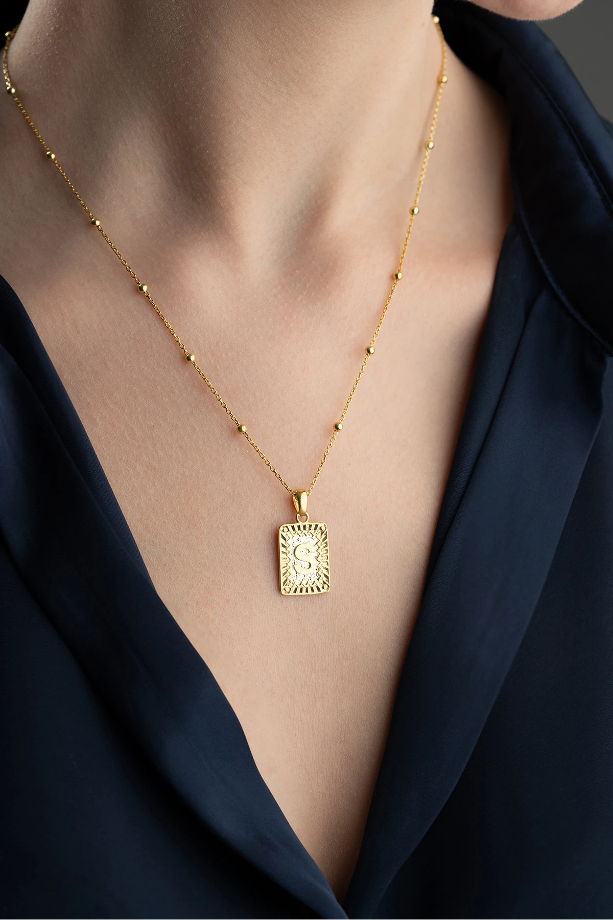 Vintage Tasarım Harfli Plaka Gümüş Kolye