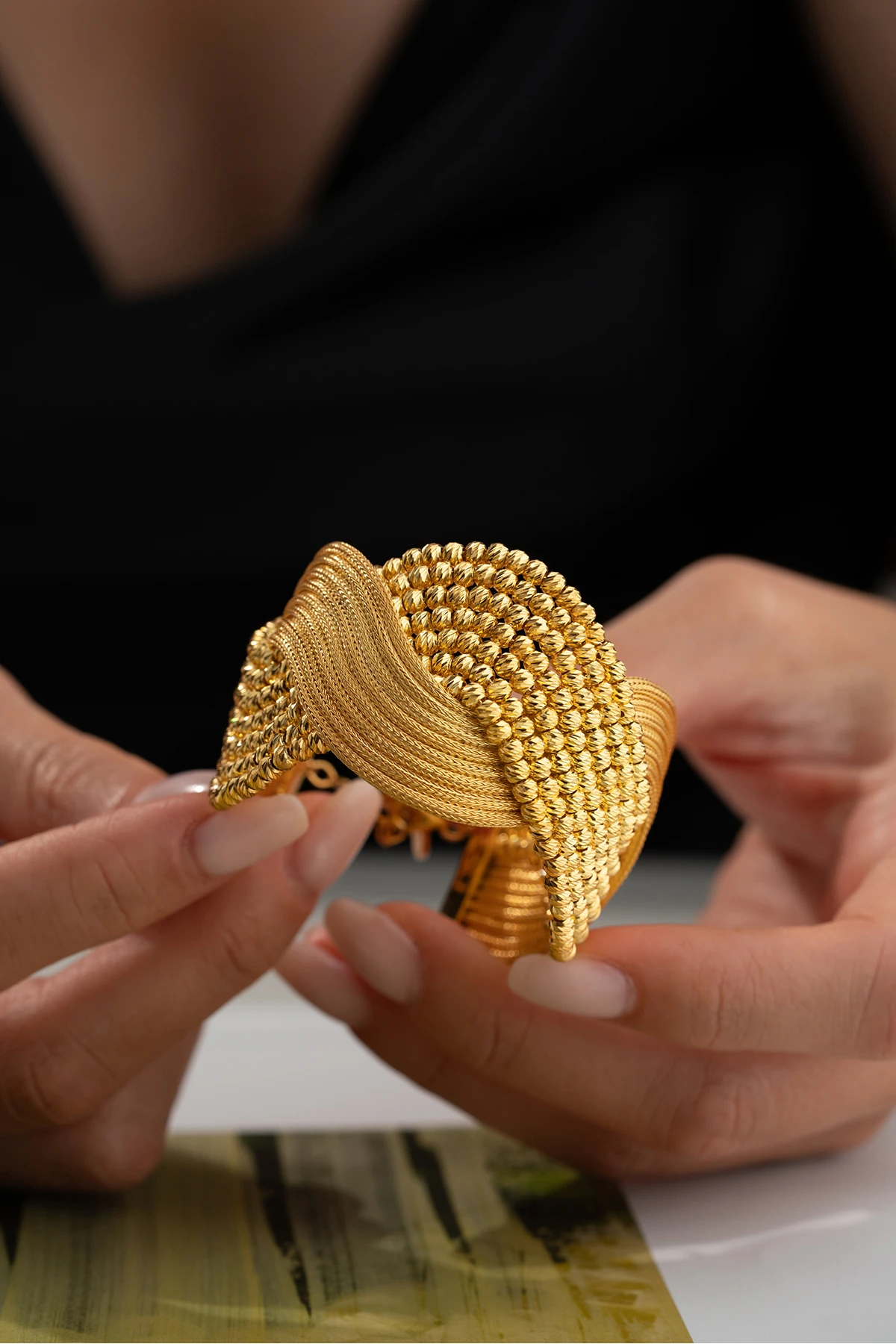 Geniş Hasır Örgü ve Dorikalı Kelepçe