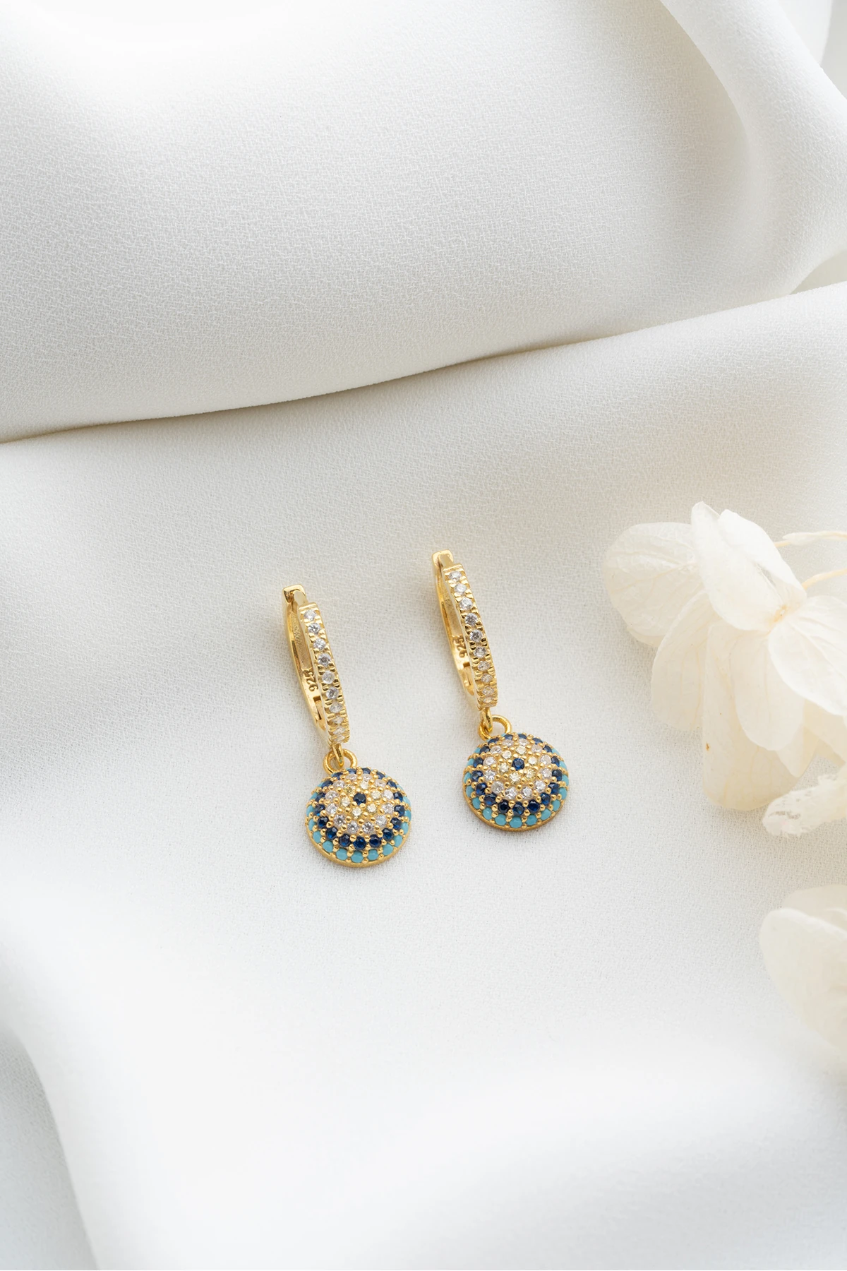 Altın Kaplama Nazar Boncuklu Top Sallantılı Gümüş Küpe