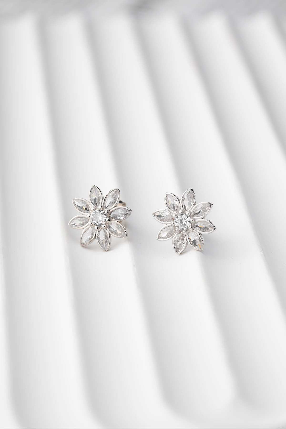 Vidalı Lotus Gümüş Küpe