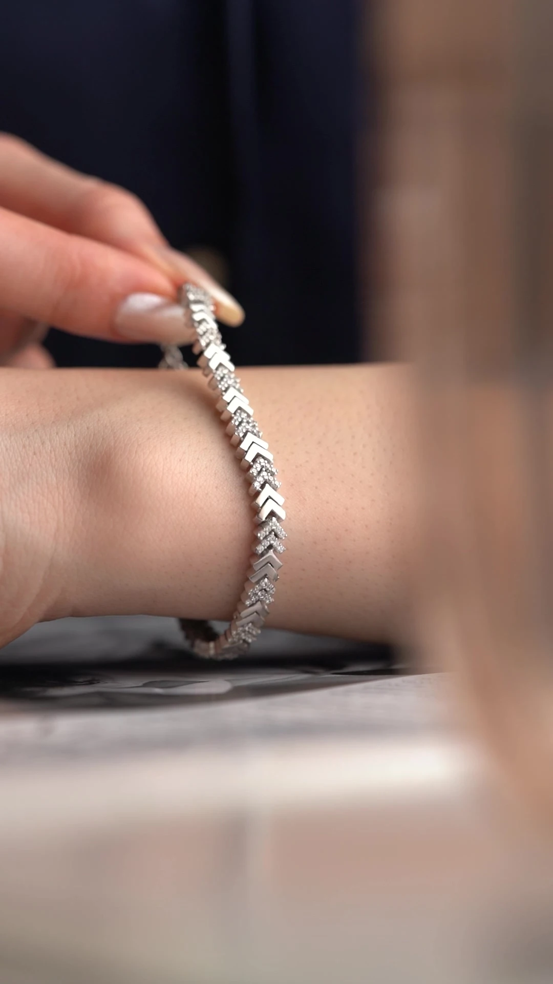 Balıksırtı Model Taşlı Gümüş Bileklik