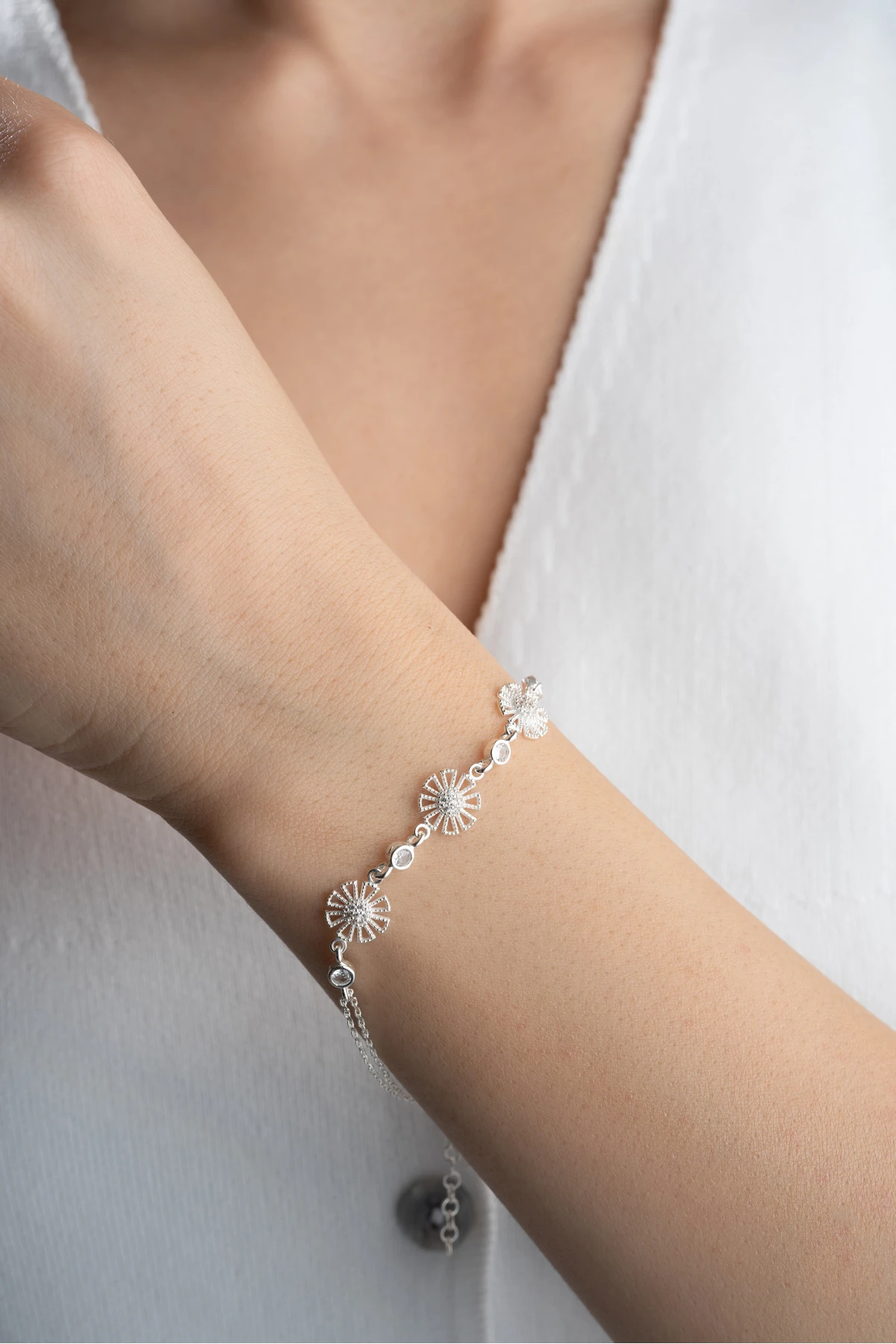 Üç Çiçekli Solitaire Taşlı İnce Zincir  Gümüş Bileklik