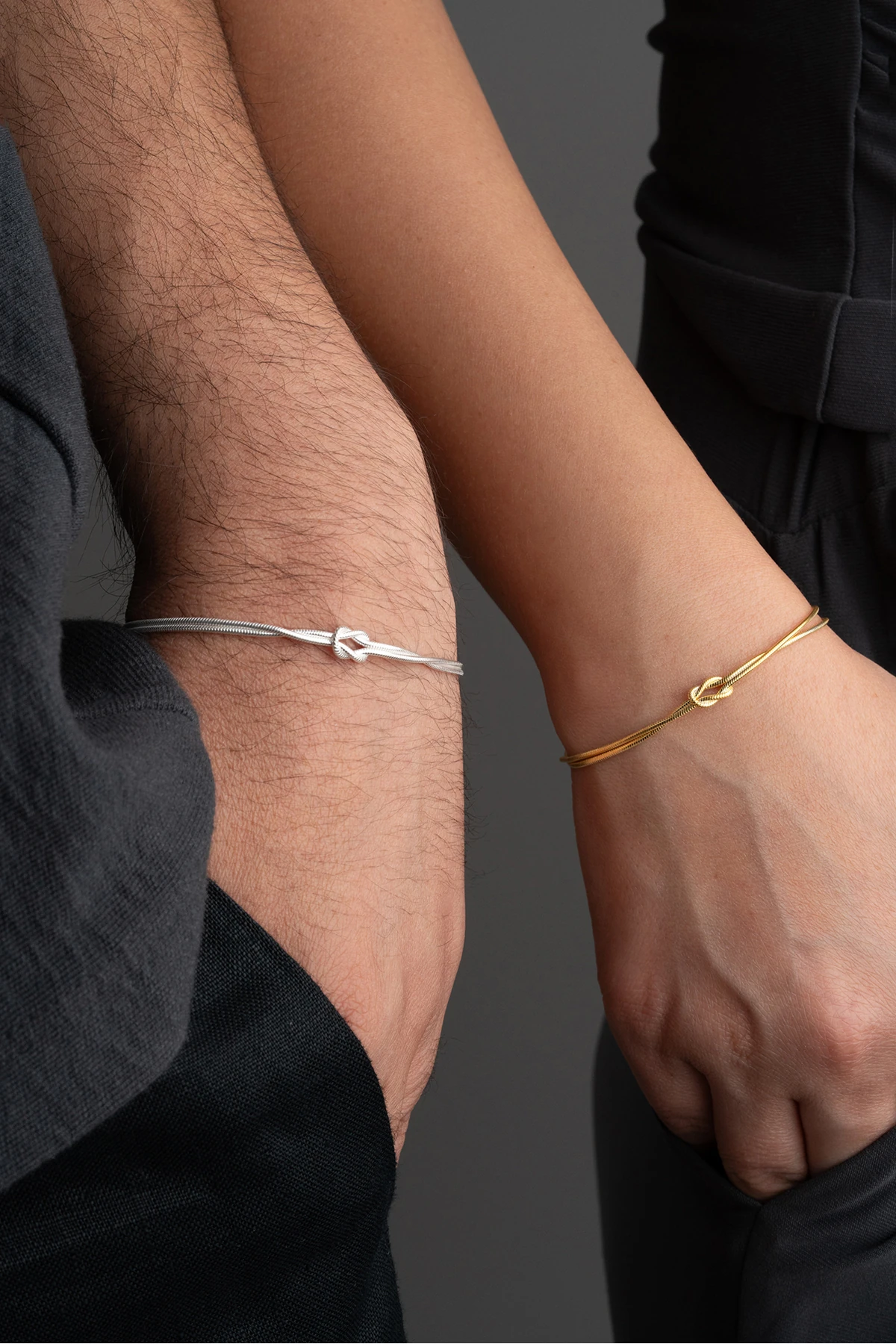 Aşk Düğümü Tasarımlı Harfli Gümüş Çift Bilekliği