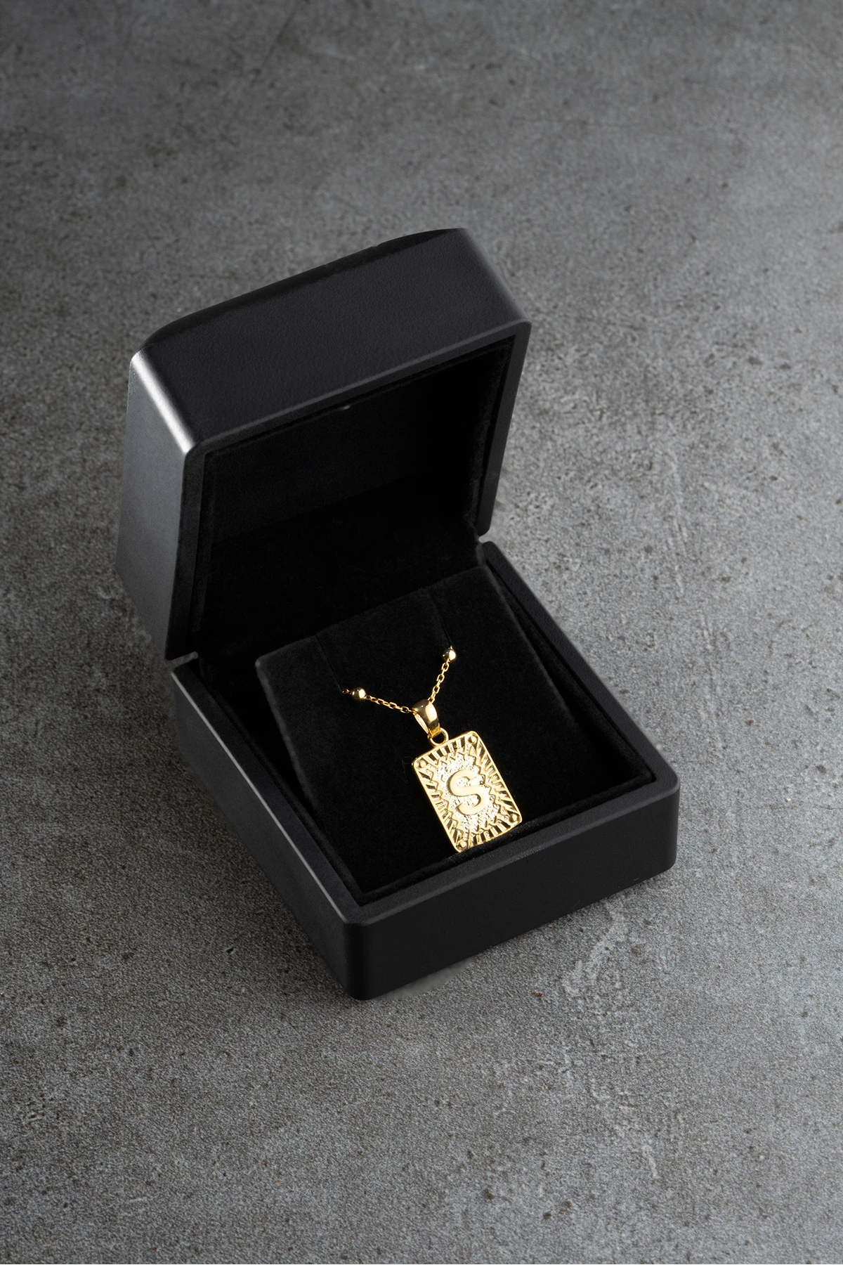 Vintage Tasarım Harfli Plaka Gümüş Kolye