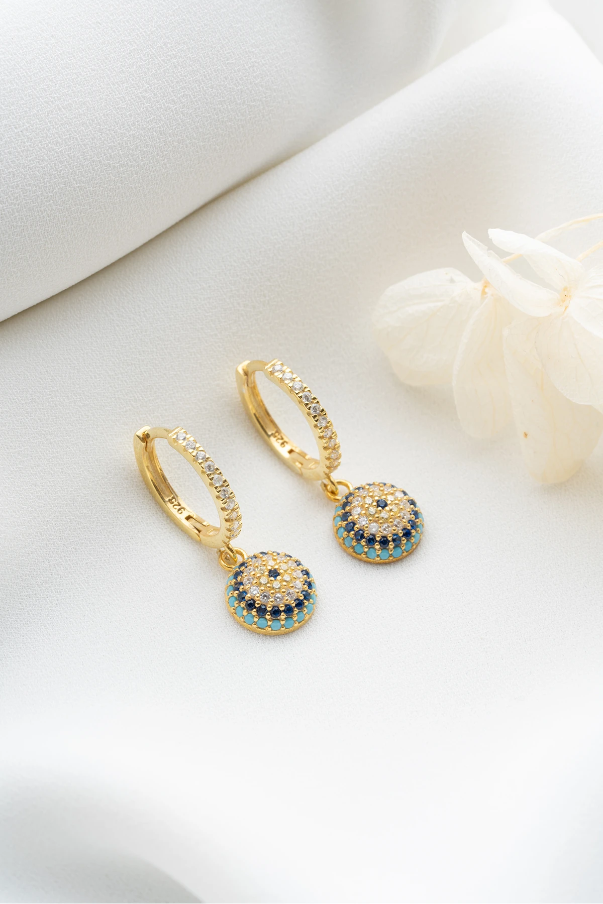 Altın Kaplama Nazar Boncuklu Top Sallantılı Gümüş Küpe