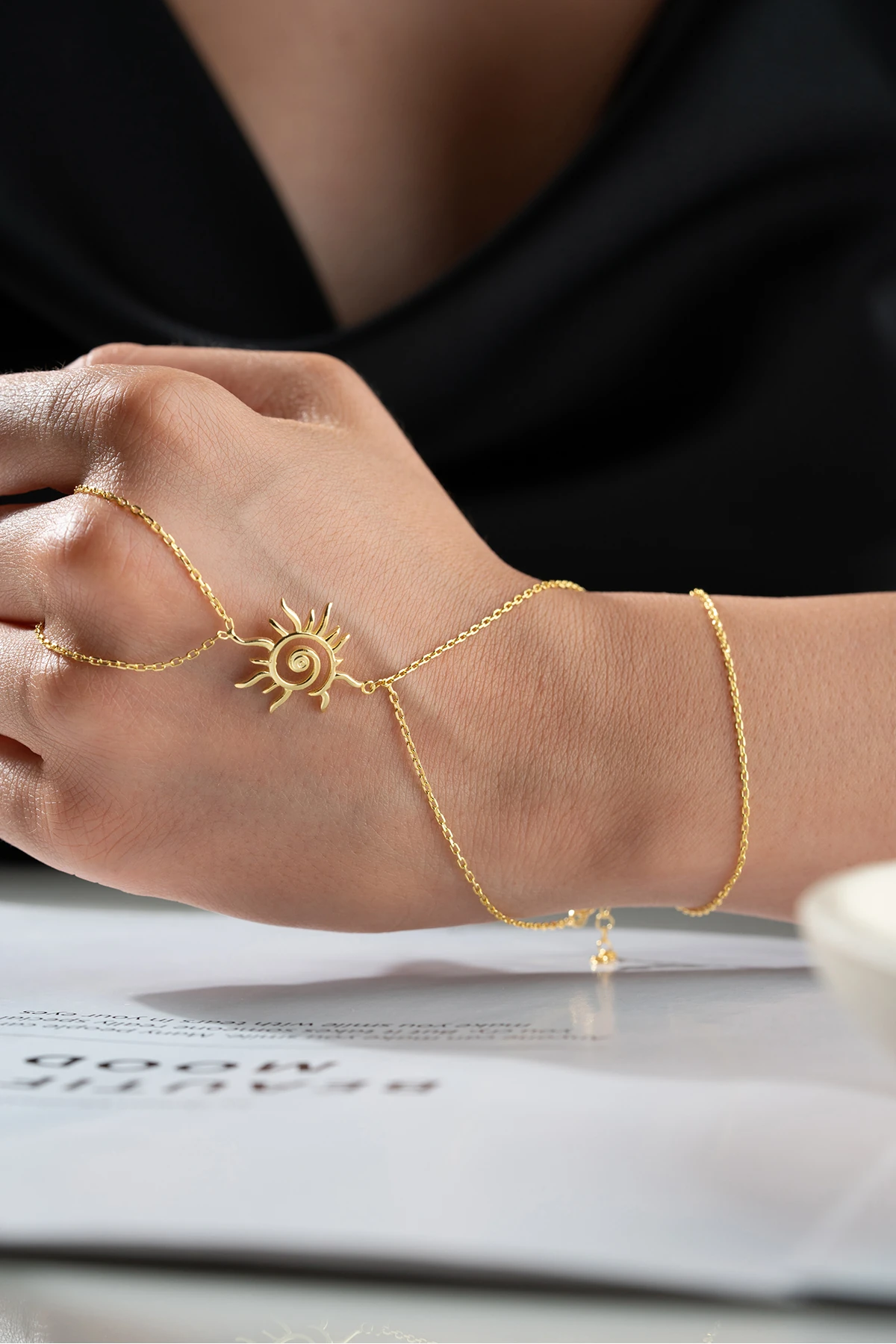 Güneş Sembollü İnce Zincir Şahmeran