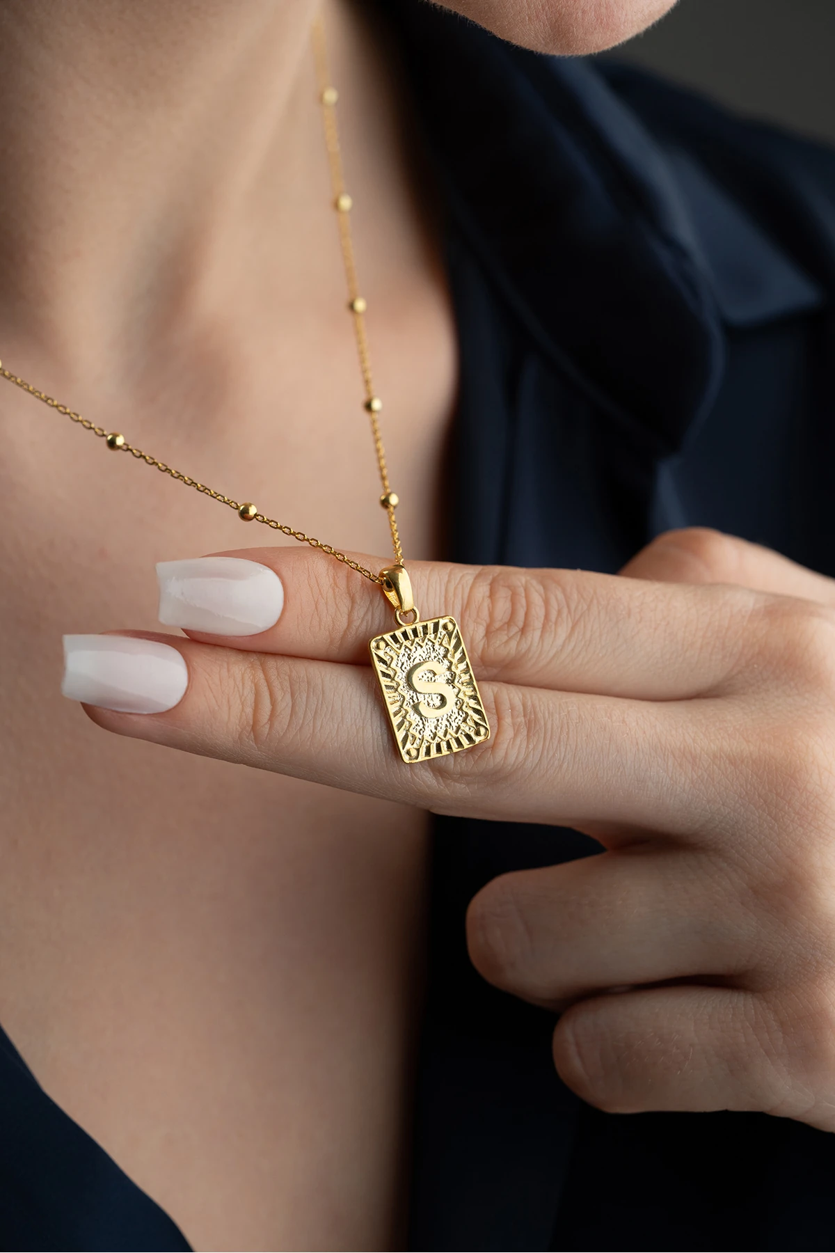 Vintage Tasarım Harfli Plaka Gümüş Kolye